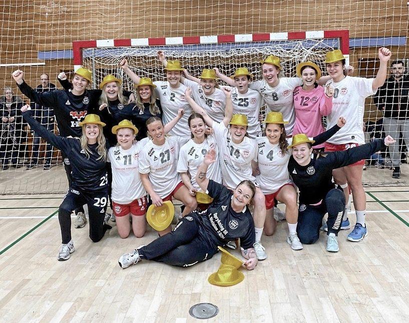 I 2024 kunne Rødovres håndboldkvinder iføre sig guldhatte og fejre oprykningen fra 2. til 1. division. De to sæsoner siden oprykningen er som bekendt blevet til en femteplads og nu en tredjeplads. - Privat I 2024 kunne Rødovres håndboldkvinder iføre sig guldhatte og fejre oprykningen fra 2. til 1. division. De to sæsoner siden oprykningen er som bekendt blevet til en femteplads og nu en tredjeplads.