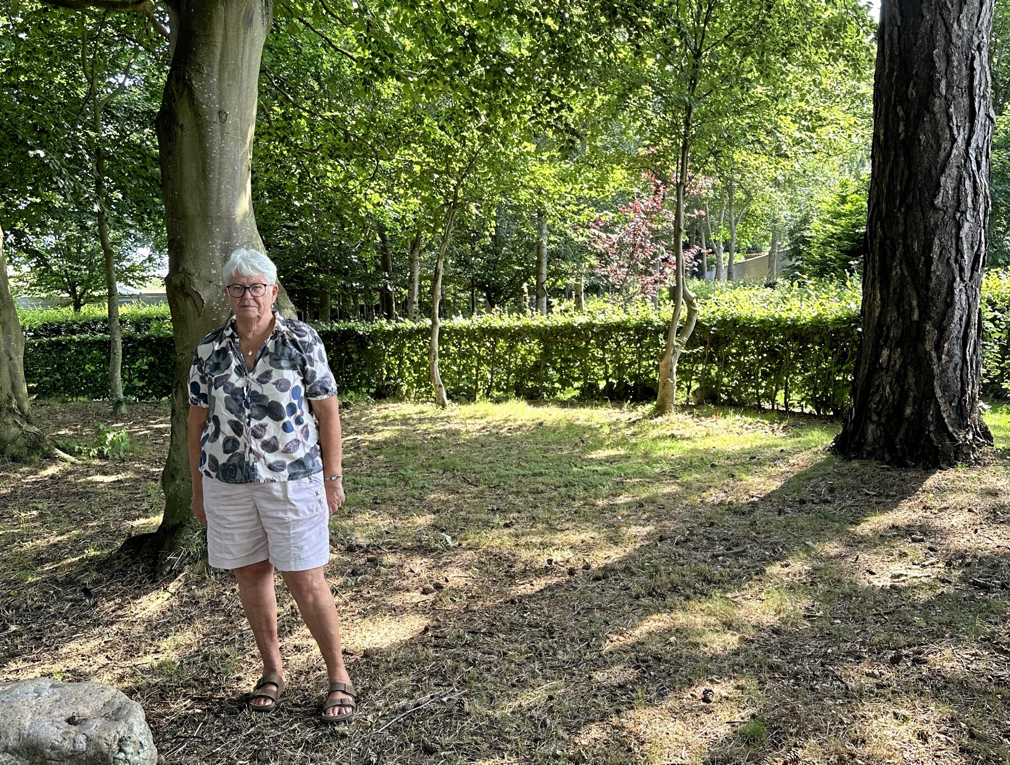 Gilleleje Kirkes kirkeværge Alice Kruse blev chokeret og ked af det, da personalet for nylig opdagede, at der var blevet begået hærværk mod et af de smukke gamle træer på Gilleleje Kirkes skovkirkegård.