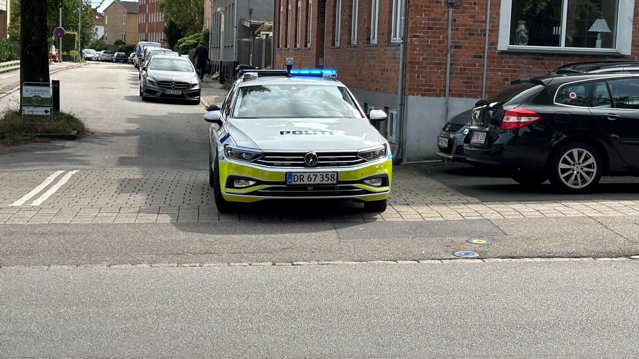 Lørdag eftermiddag er en mand fundet livløs i en gård
