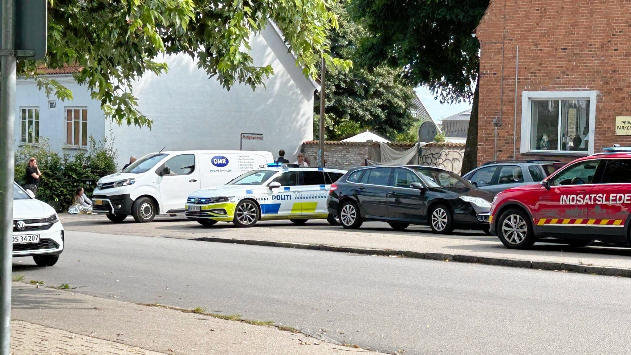 Politiet og brandvæsen var til stede i kvarteret, hvor manden blev fundet livløs lørdag morgen.