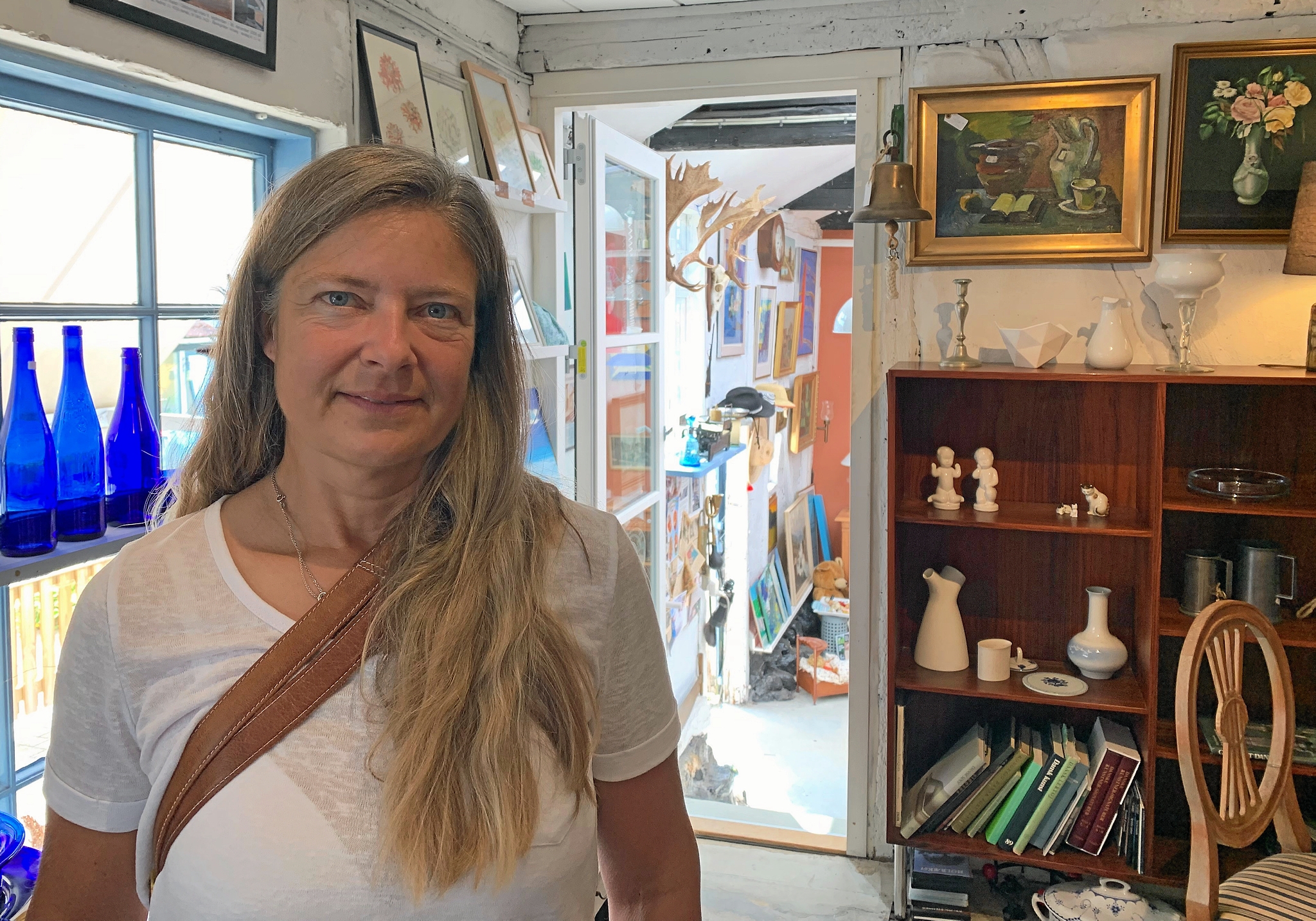Butik Mageløs i Bystrædet, Nykøbing Sjælland, er per 1. sep. 2024 overtaget af Gia Hald Pedersen Uddberg og hendes mand Morten Uddberg. Sælger er Marlene og William Seifert (søskende), der overtog butikken efter deres far, Jens Seifert, der døde i efteråret 2023. Gia i butikken. - Henrik Uhre-Prahl Butik Mageløs i Bystrædet, Nykøbing Sjælland, er per 1. sep. 2024 overtaget af Gia Hald Pedersen Uddberg og hendes mand Morten Uddberg. Sælger er Marlene og William Seifert (søskende), der overtog butikken efter deres far, Jens Seifert, der døde i efteråret 2023. Gia i butikken.