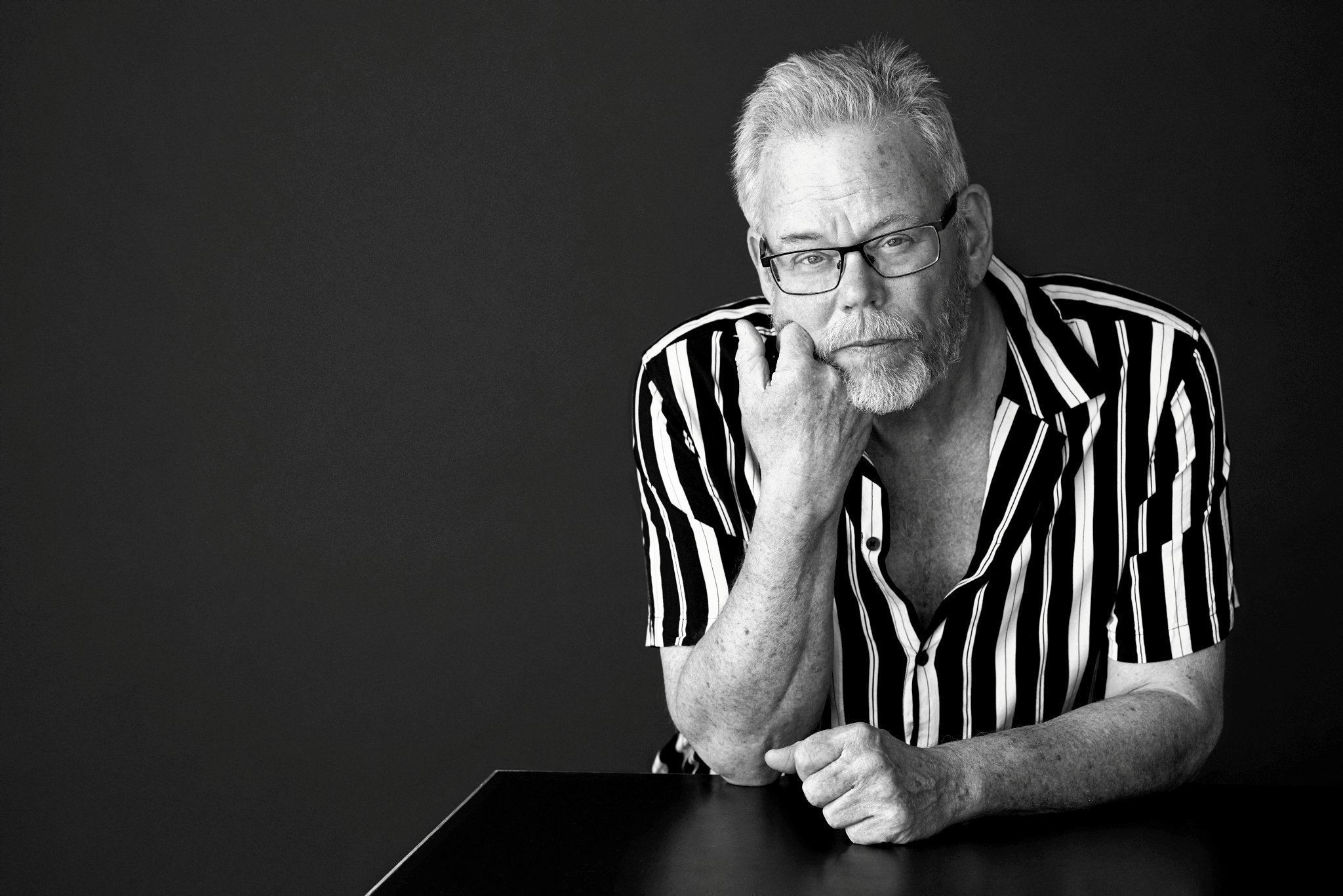Klaus Lynggaard er blandt andet kendt som en højt respekteret musikanmelder, men nu er han tilbage som forfatter. (PR-foto)