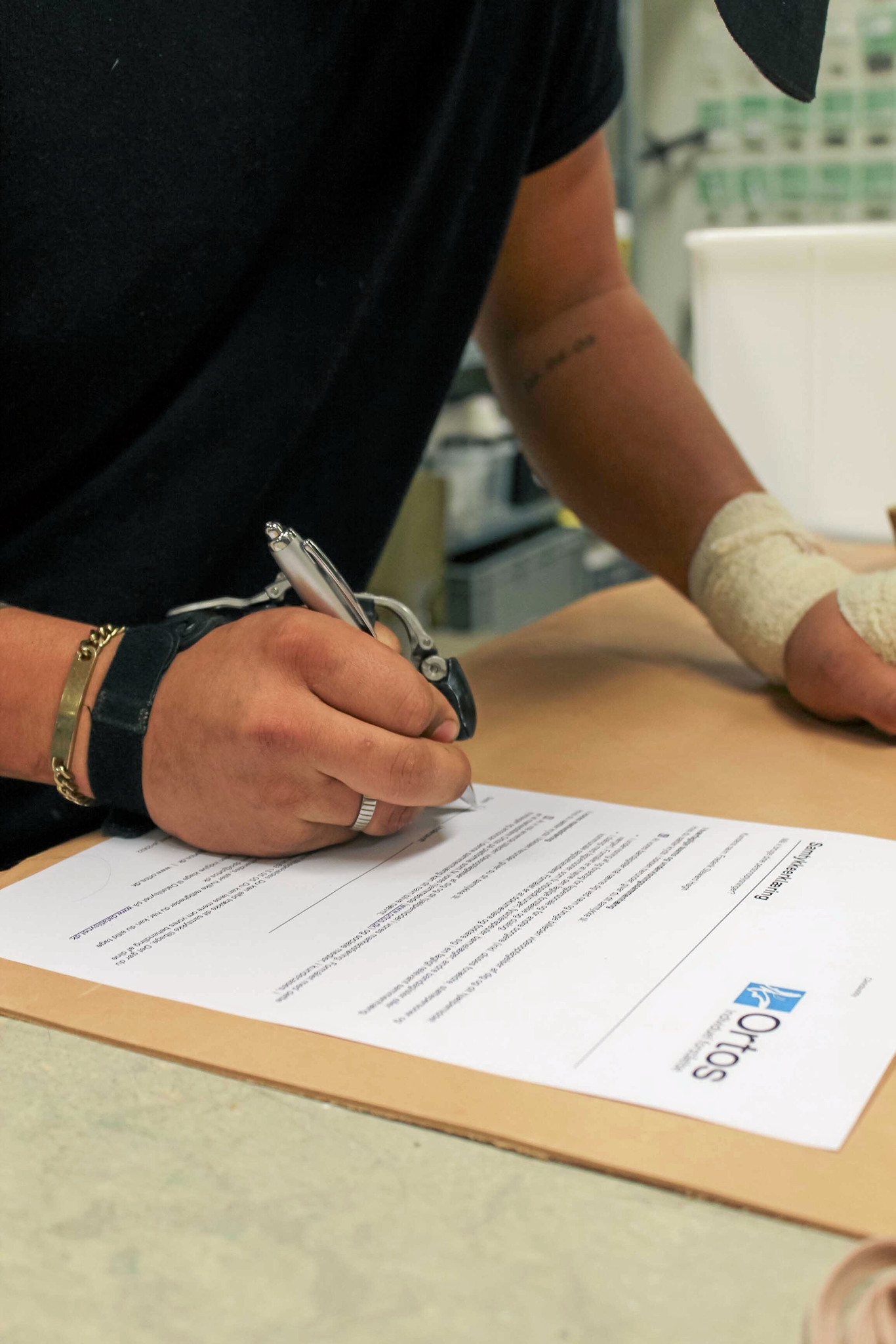 Efter arbejdsulykker, især blandt håndværkere, er fingerproteser ofte nødvendige for at genoprette finger- eller håndfunktionen og evnen til at håndtere værktøj. - Ortos Efter arbejdsulykker, især blandt håndværkere, er fingerproteser ofte nødvendige for at genoprette finger- eller håndfunktionen og evnen til at håndtere værktøj.