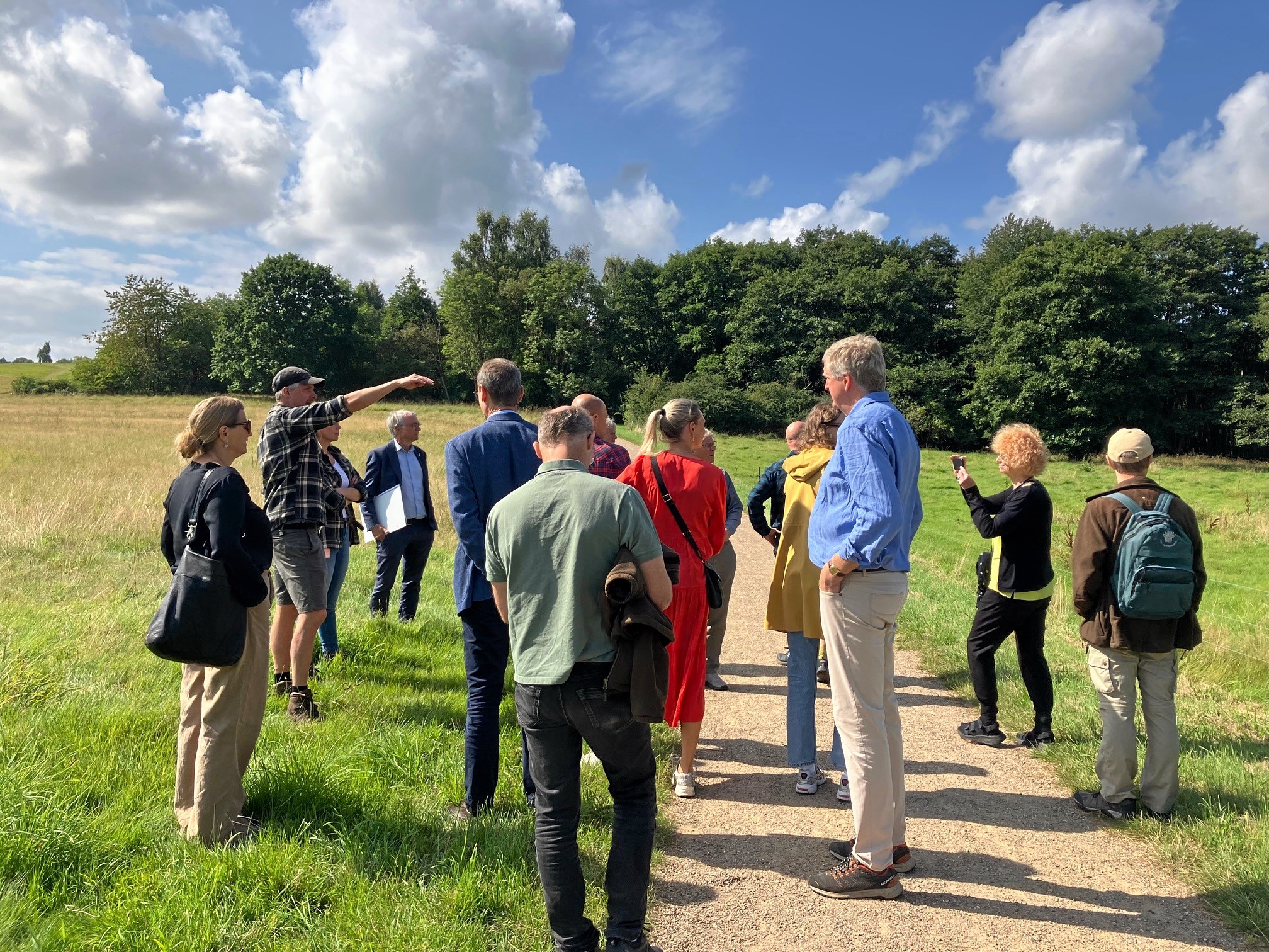 Mødet mellem ministeren, Naturstyrelsen og politikere fra Furesø Byråd fandt sted på Baunesletten. - Furesø Kommune Mødet mellem ministeren, Naturstyrelsen og politikere fra Furesø Byråd fandt sted på Baunesletten.