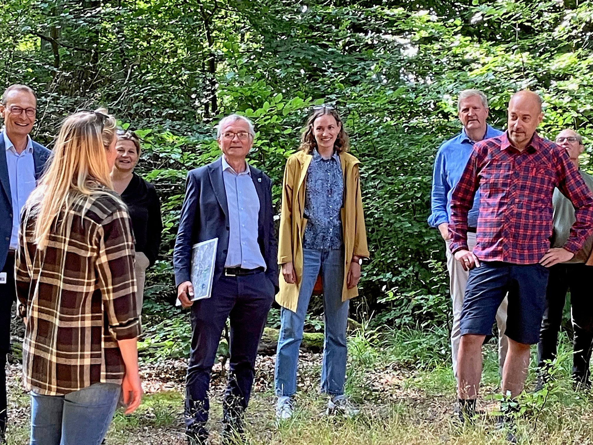 Borgmester Ole Bondo Christensen (med mappen) bød miljøminister Magnus Heunicke velkommen på Baunesletten.
