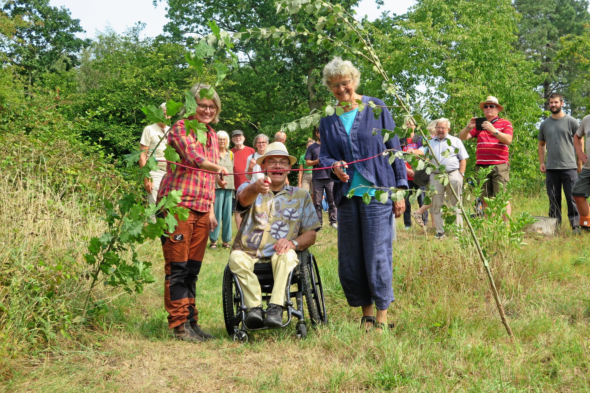 Det var ikke en rød snor, men en rød gren fra en Hvid kornel-busk, der skulle klippes over, da Catrine Grønberg Jensen fra Danmarks Naturfond, udvalgsformand Anders J. Andersen og Ditte Lautrup-Larsen fra DN stod for at indvie det nye naturområde.