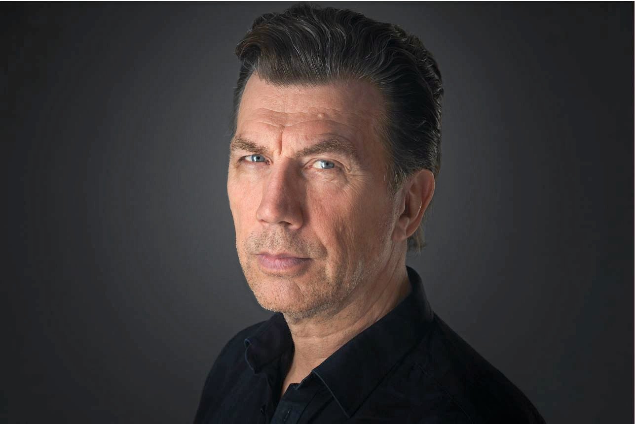Skuespiller Jesper Lohmann medvirker som en del af en højskoledag arrangeret af Frederiksværk-Vinderød kirkerne