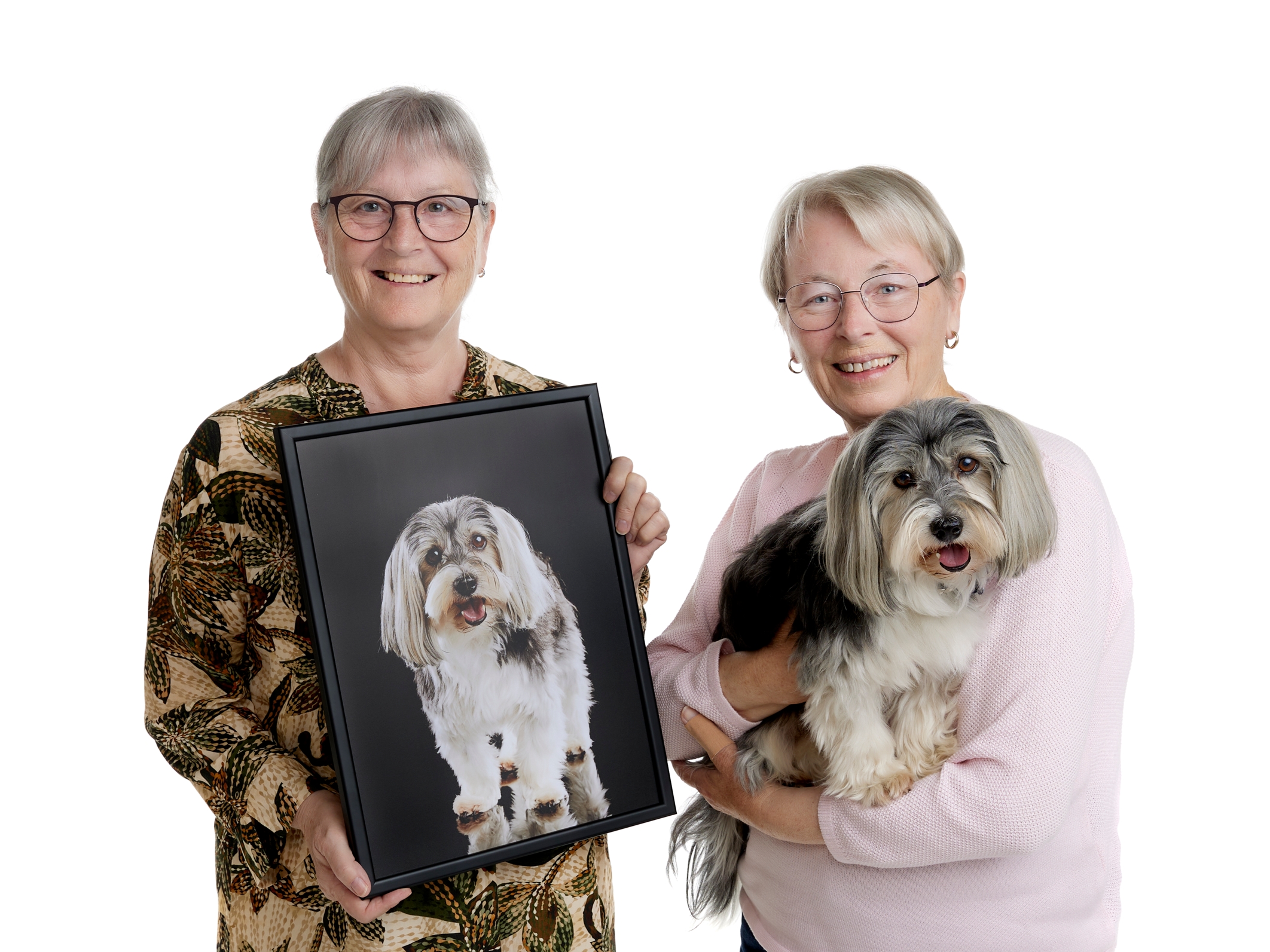 Inge (tv) og hendes søster Lisbeth med både Stevns' sødeste hund og et portræt af Loui. - Mette Lyck Inge (tv) og hendes søster Lisbeth med både Stevns' sødeste hund og et portræt af Loui.