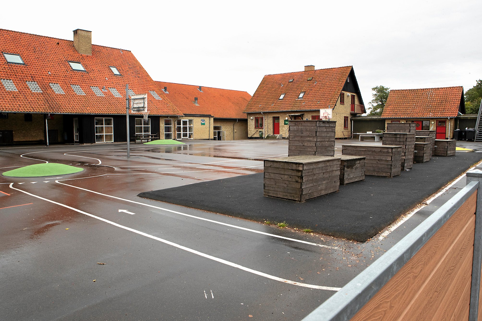Det er på Søholmskolen i Jystrup, at en ansat er blevet afskediget efter at have filmet elever i omklædningsrummet.