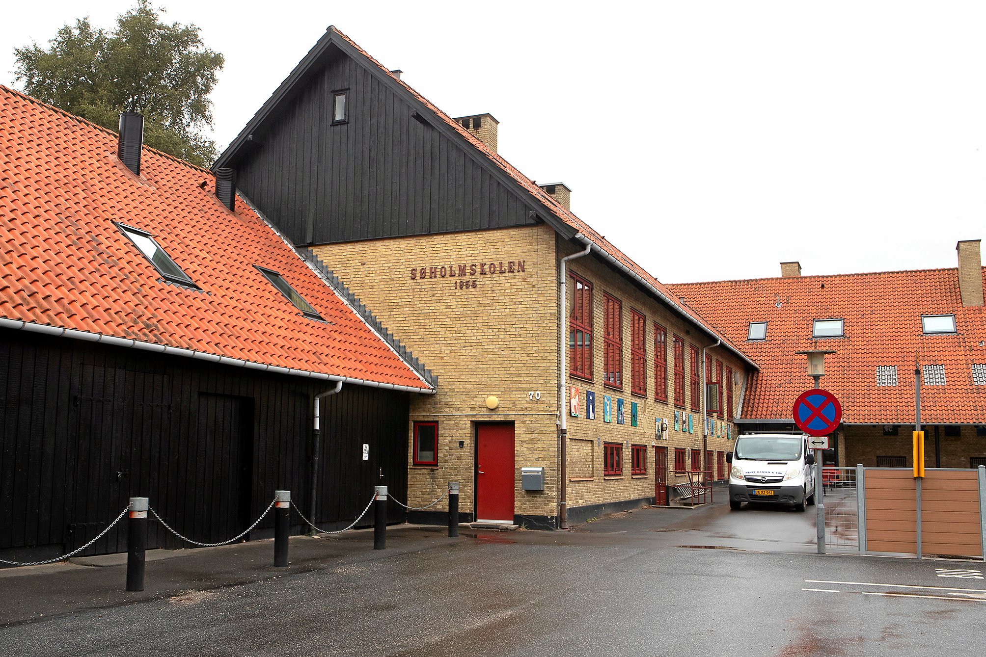 En nu fyret ansat på Søholmskolen i Jystrup er sigtet for blufærdighedskrænkelse efter at have filmet mindreårige elever.