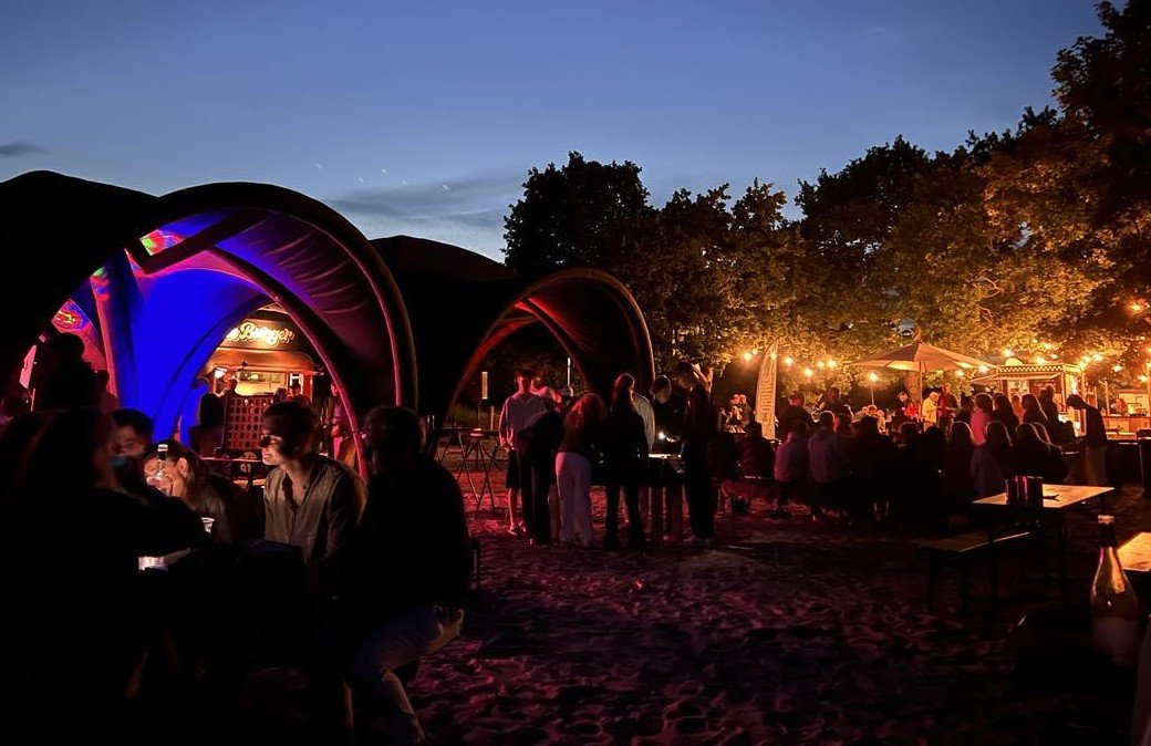 Tre lokale unge mænd har skabt den festival, som de selv har savnet i deres ungdom - nemlig en festival, der samler unge om musik, hygge og fællesskab.