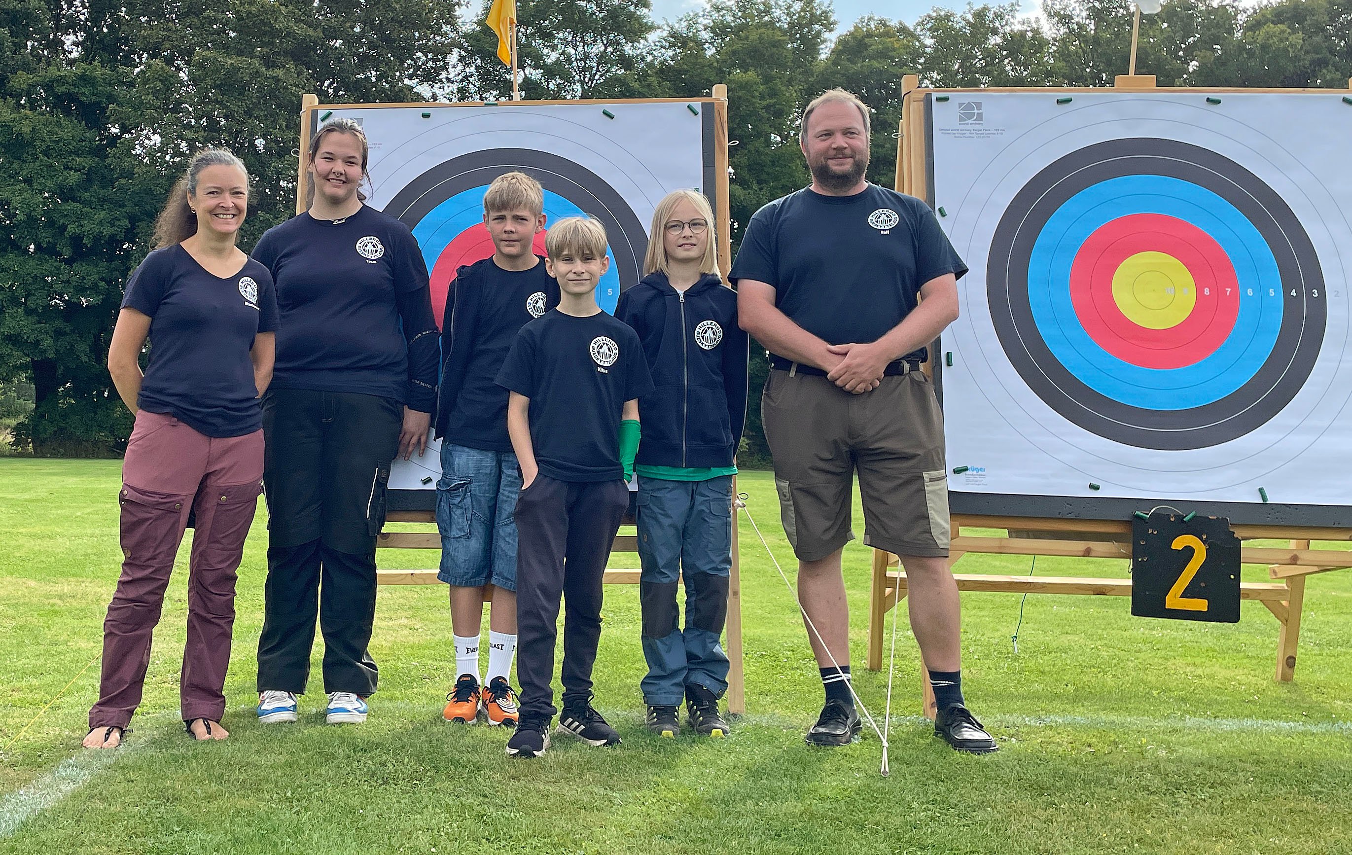 Det succesfulde hold fra Hillerød Bueskyttelaug. Fra venstre Marianne Fredvig Olsen (træner), Lucca, Eskil, Vitus, Malthe og Rolf Hammer (træner).