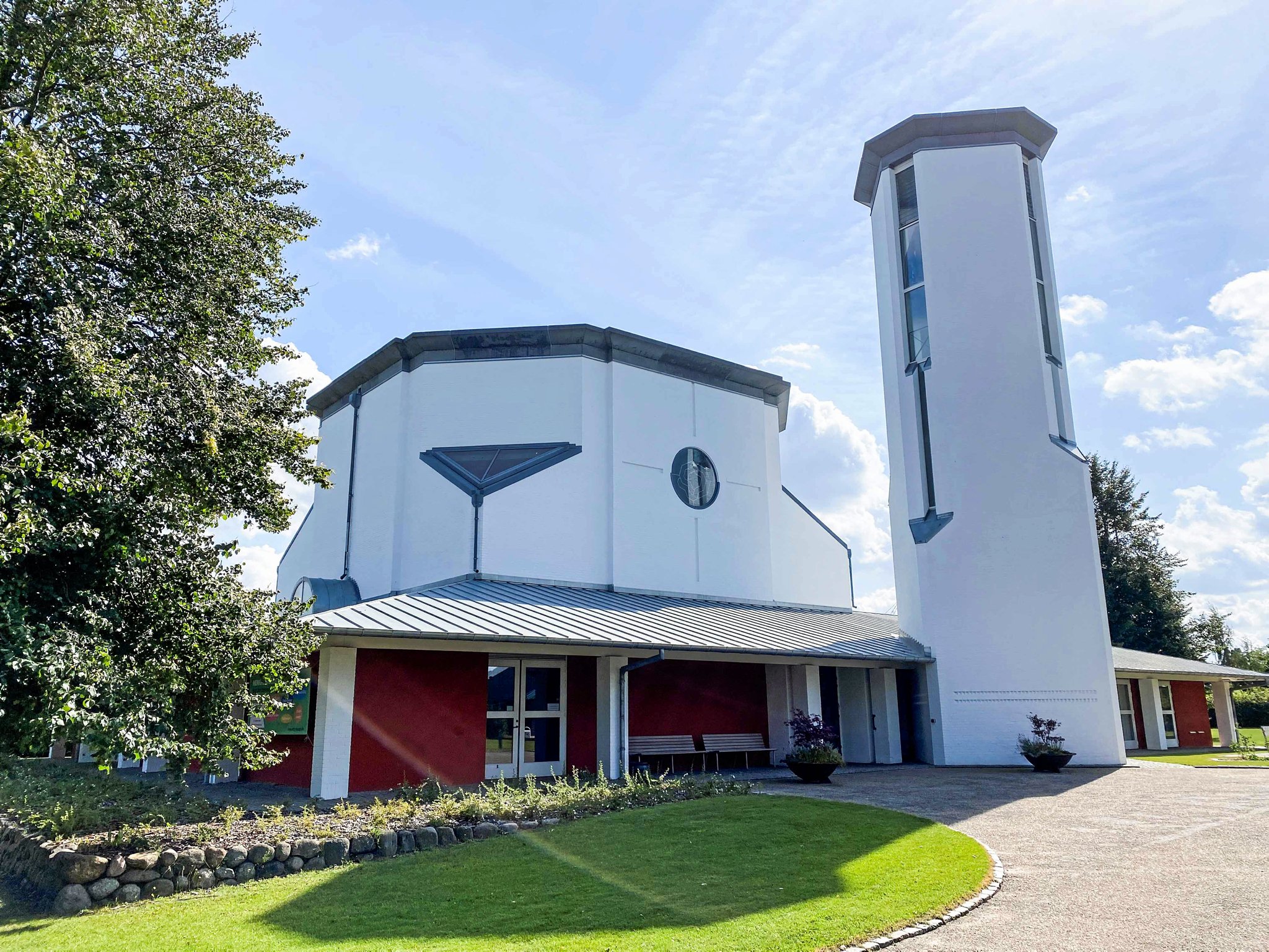 I Udlejre Kirke i Ølstykke bydes der på en gudstjeneste med en stemning, der er mere “kom som du er” end “sid stille og fold hænder”