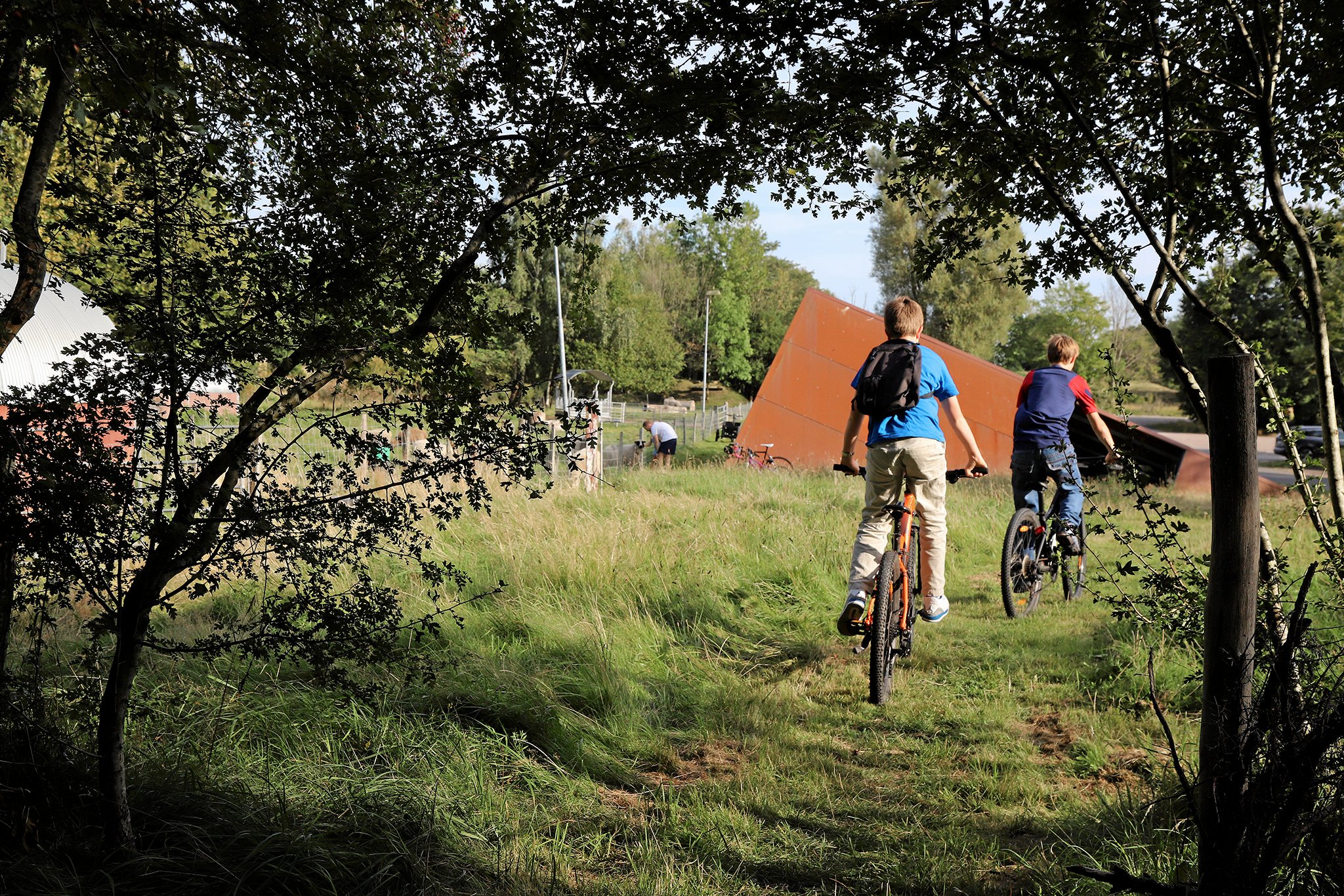 Naboerne til Baunesletten er ikke glade for den måde, naturplejeprojektet på Baunesletten er blevet gennemført på. De mener, at de bliver afskåret fra gangstier og landskab, som de har kendt i årtier.