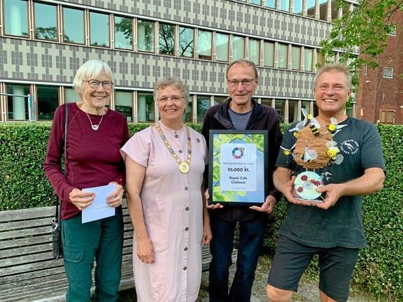 Glæde i Repair Café, da prisen blev uddelt.