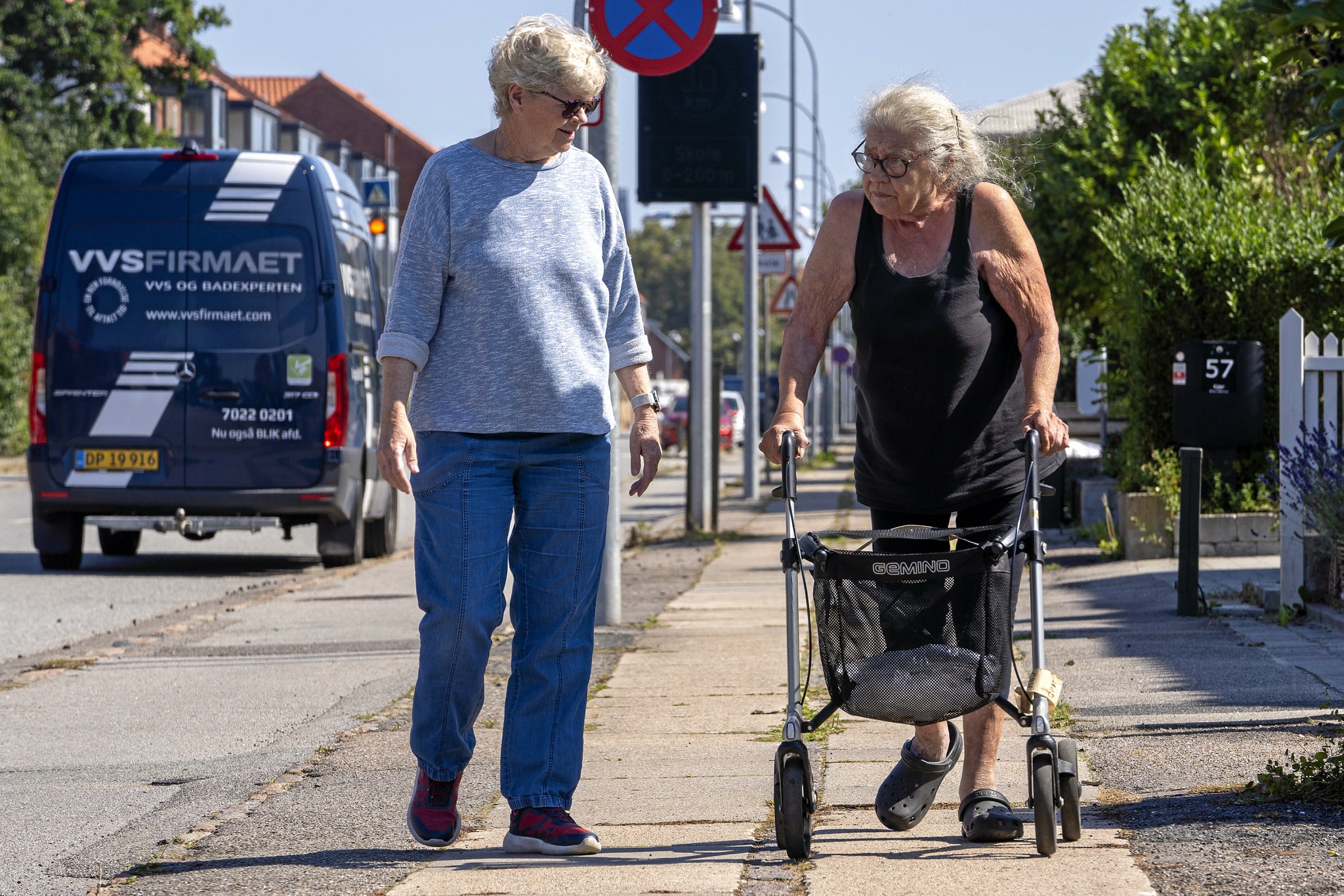 Kitty Næsby (tv) og Karen Engelbreth er 75 og 79 år og har boet på Helligkorsvej en stor del af deres voksenliv. Nu er bussen sparet væk, og det betyder store ændringer i deres muligheder.