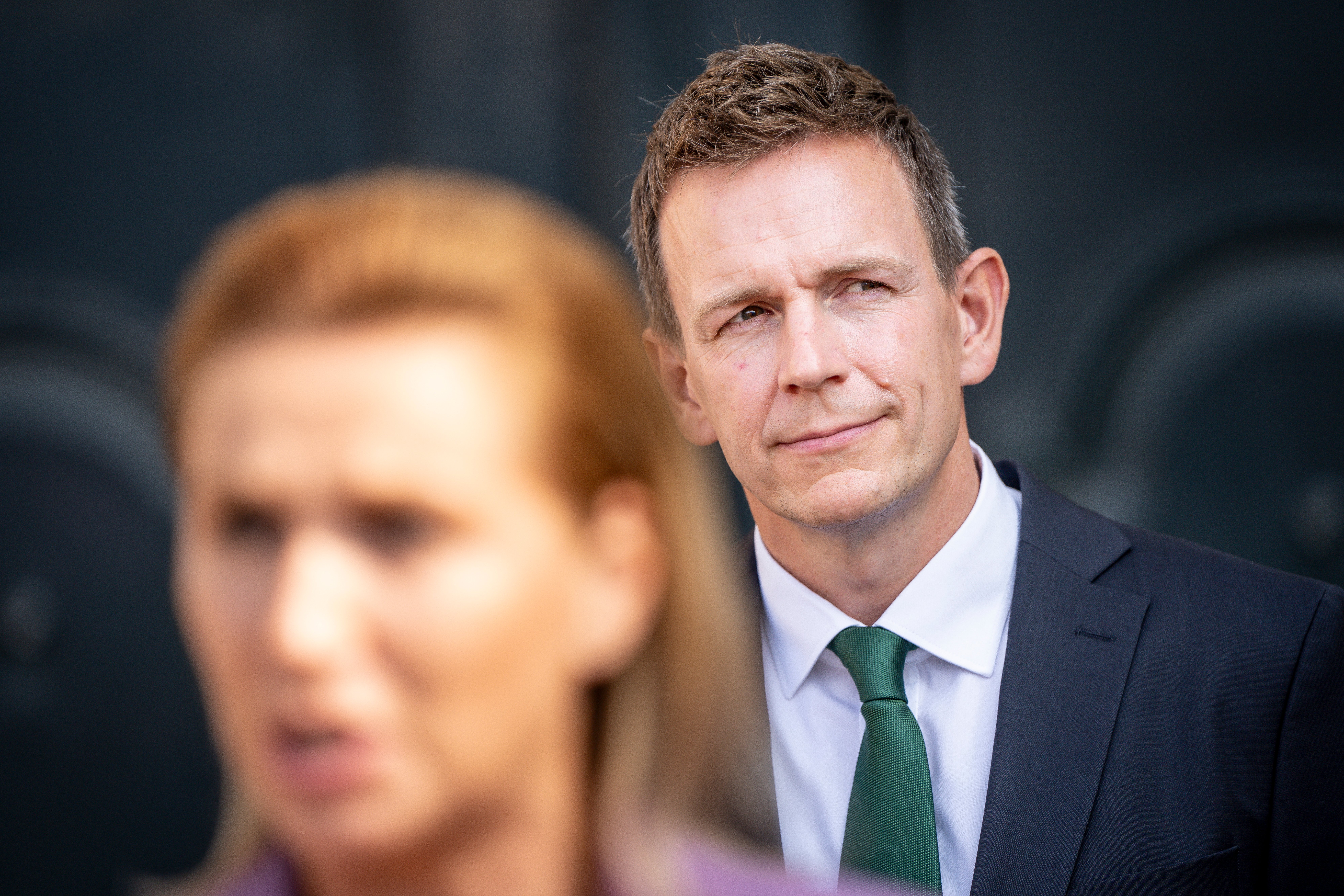 Statsminister Mette Frederiksen (S) præsenterer skatteminister Rasmus Stoklund (S) foran Frederik VIII's Palæ, Amalienborg Slot,
