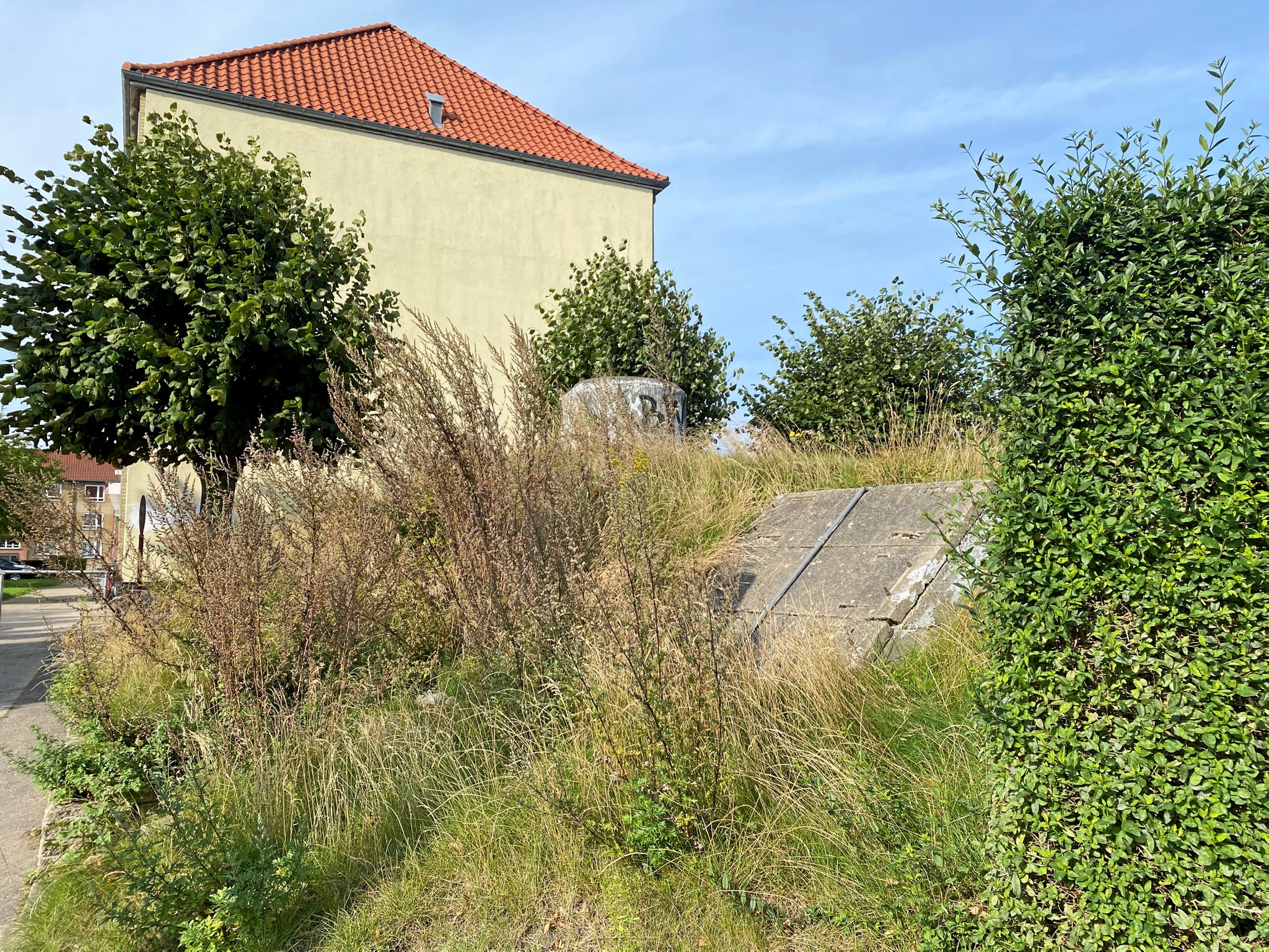 De ses mere eller mindre tydeligt rundt omkring i bybilledet. Beskyttelsesrummene - her på Hendriksholms Boulevard i Rødovre.