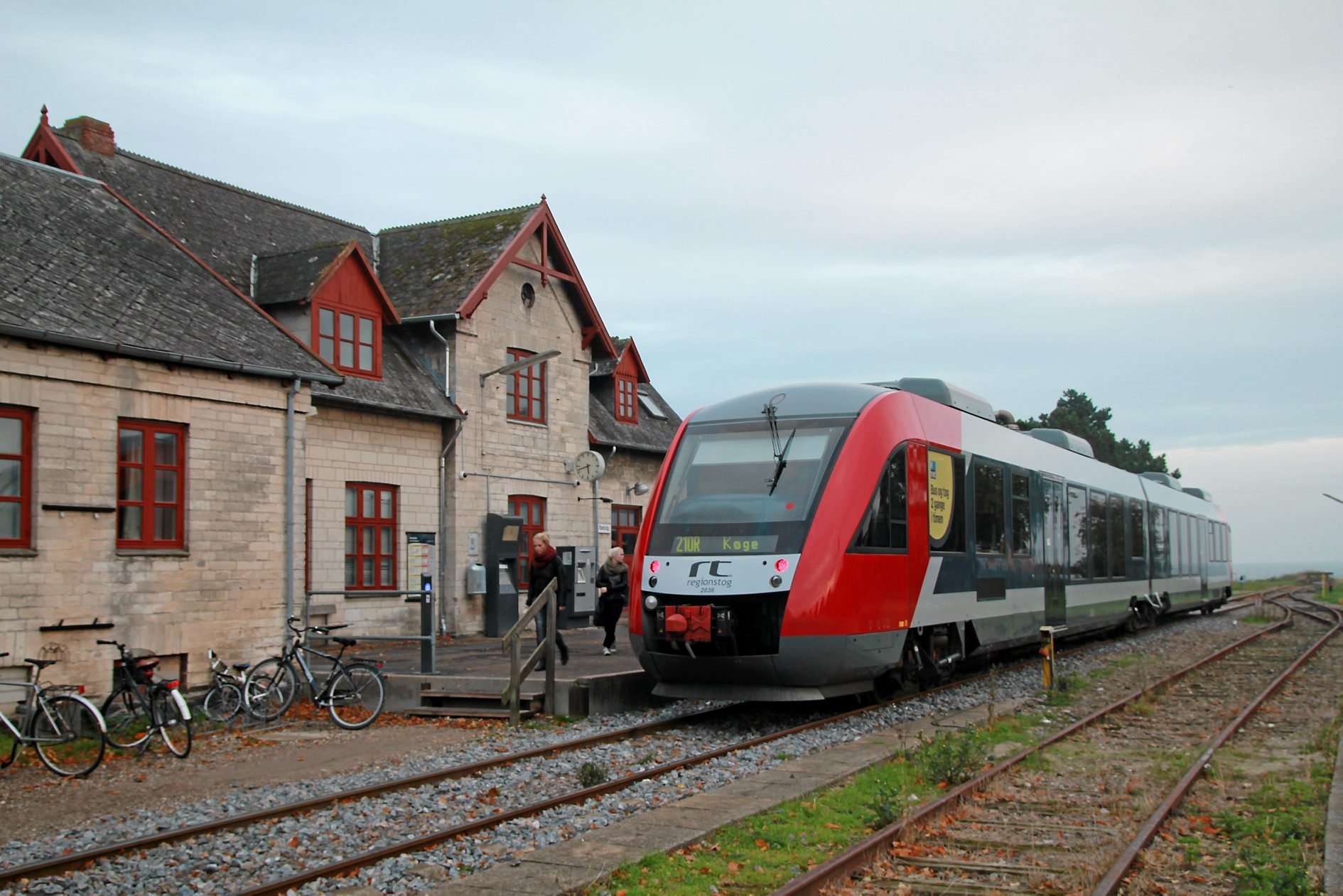 Den gamle Rødvig Station sættes nu til salg.
