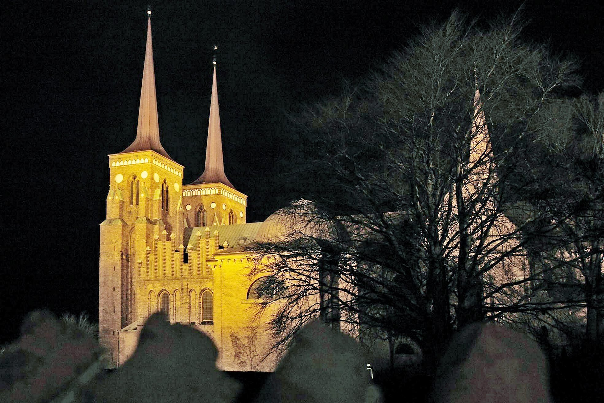 Roskilde Domkirke får igen lys på om aftenen.