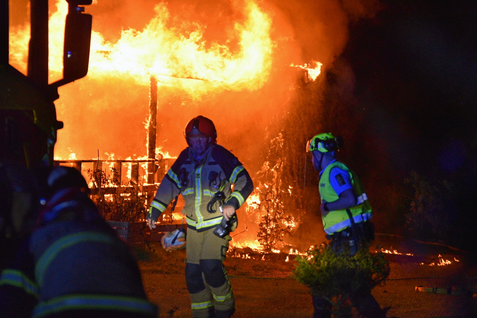 Det var en voldsom brand, som brandvæsnet brugte mere end fem timer på, inden de kunne køre fra stedet. - presse-fotos.dk Det var en voldsom brand, som brandvæsnet brugte mere end fem timer på, inden de kunne køre fra stedet.