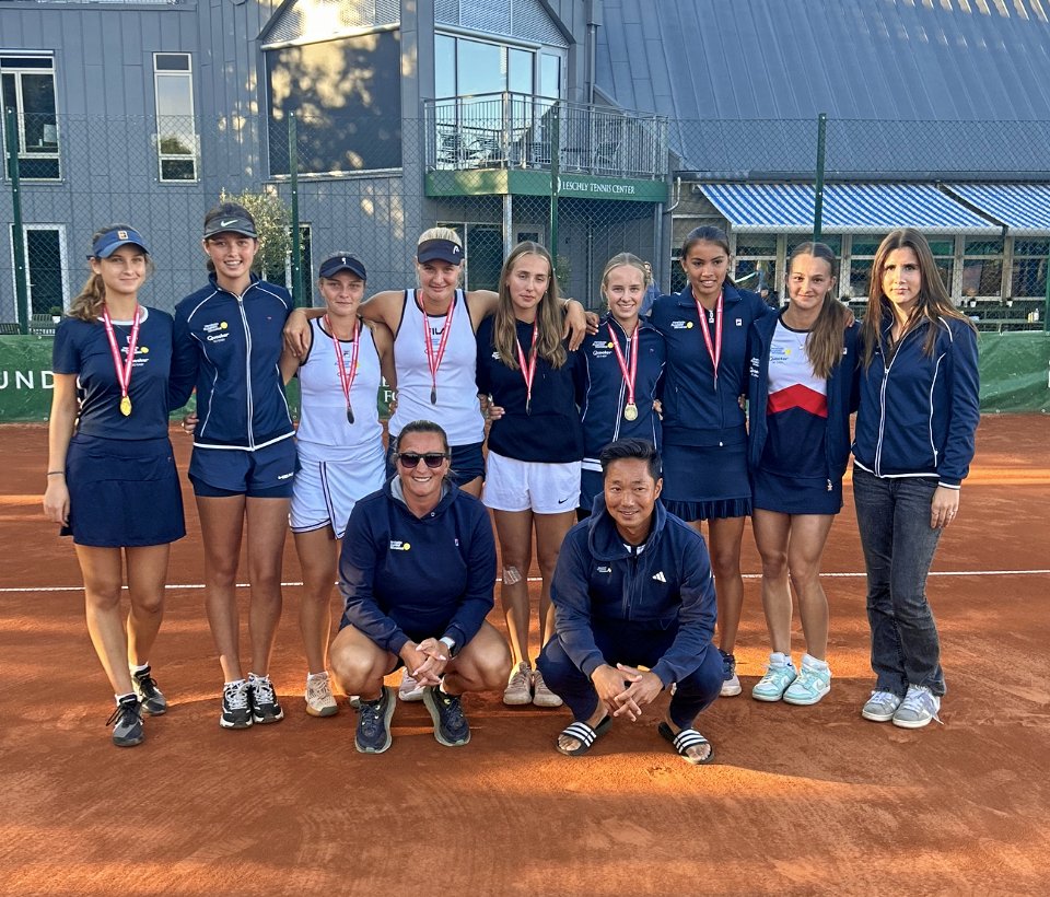 Hørsholm Rungsted Tennisklubs U18-piger genvandt DM-titlen. Gennem sæsonen har holdet bestået af: ille Mørk, Tilda Hessleryd, Alexandra Boenæs, Sara Milosivic, Sofia Mortensen, Vialo From, Nikolona Nojinovic, Amalie Lyttik, Madicken Dunne, Mille Hakansson, Victoria Kapcia og Frederikke Bastholm.
