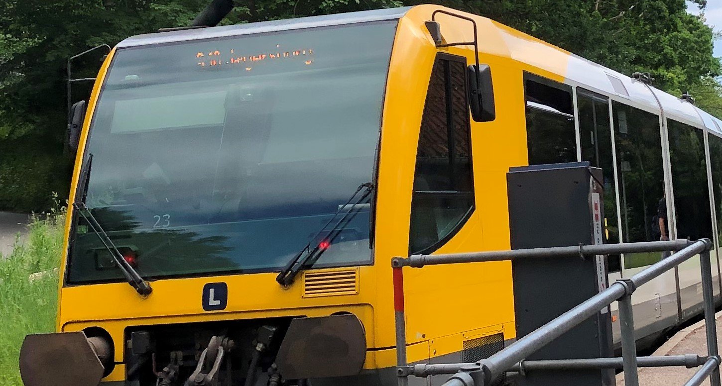 Omkring 2.500 daglige passagerer på Nærumbanen står uden både tog og togbus, mens der arbejdes på en løsning.