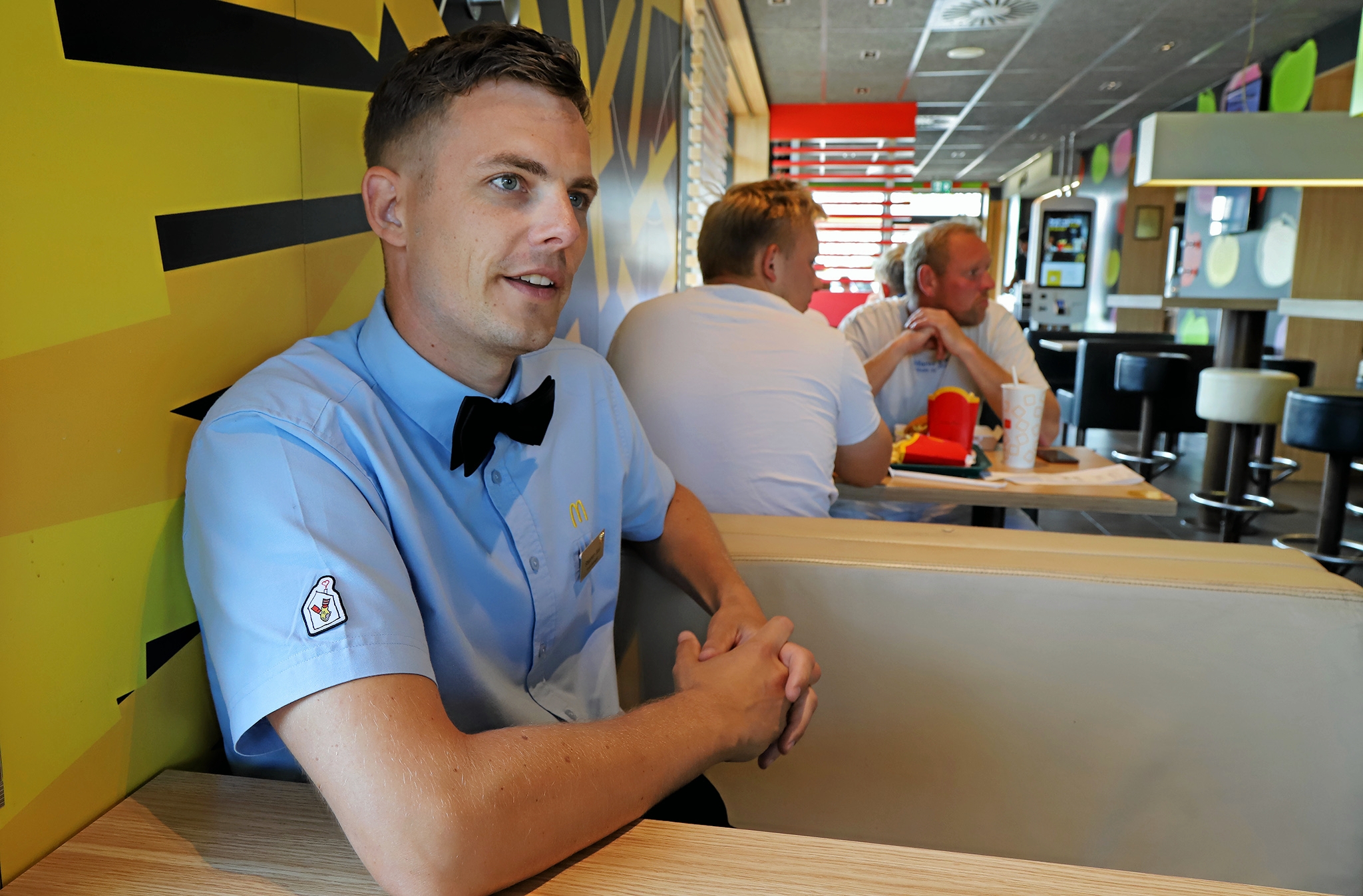 For cirka et år siden købte Stephan Juul McDonalds-restauranten i Frederiksværk. Han er bekymret for, at store grupper af unge omkring restauranten skaber en utryg atmosfære, der holder nogle fra at besøge stedet. - Arkiv For cirka et år siden købte Stephan Juul McDonalds-restauranten i Frederiksværk. Han er bekymret for, at store grupper af unge omkring restauranten skaber en utryg atmosfære, der holder nogle fra at besøge stedet.