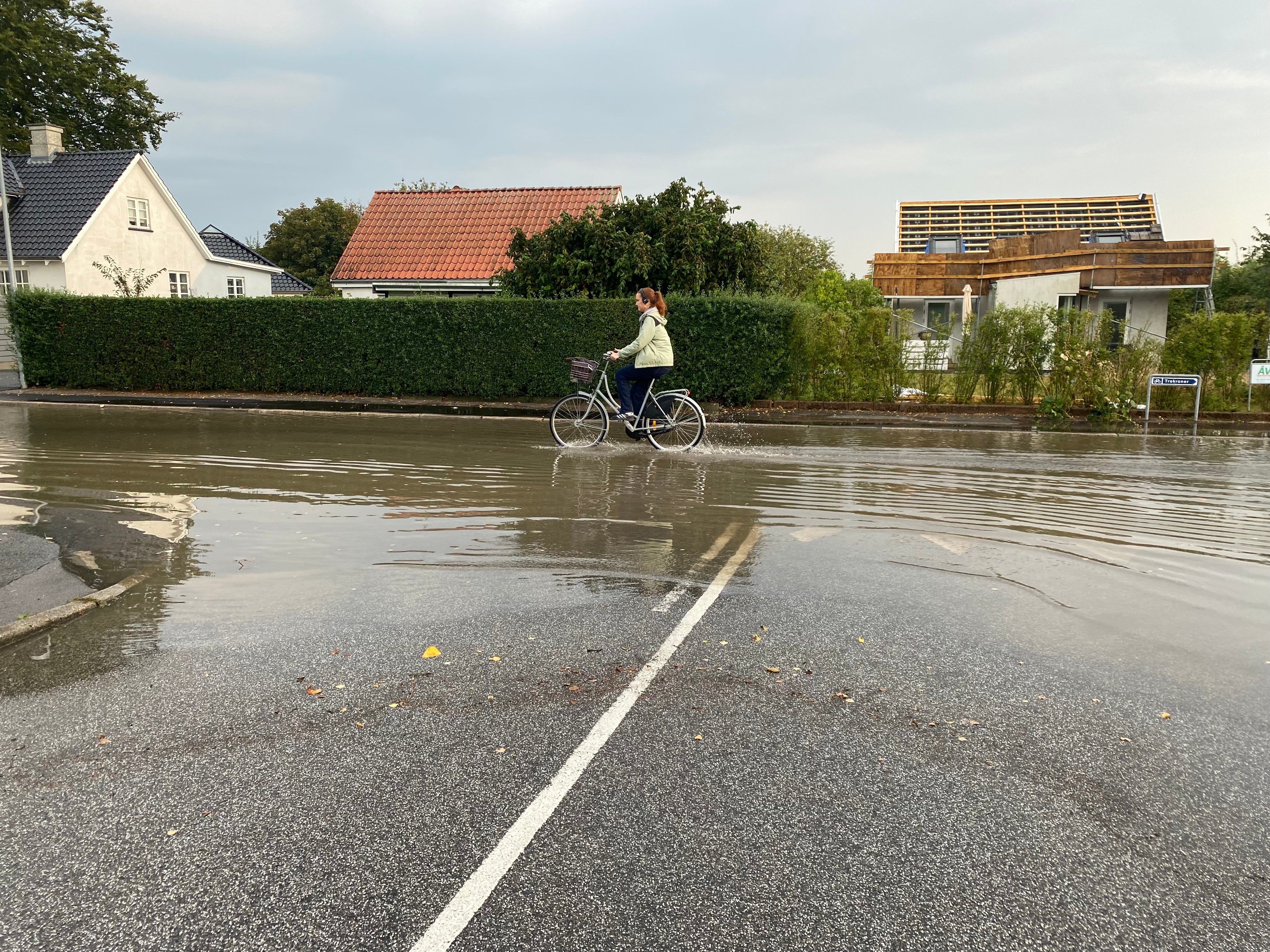 Roskilde var lige i orkanens øje, da det væltede ned hen over natten og morgentimerne. Og det sætter sit præg på byen. Her er vi på Rypevej.