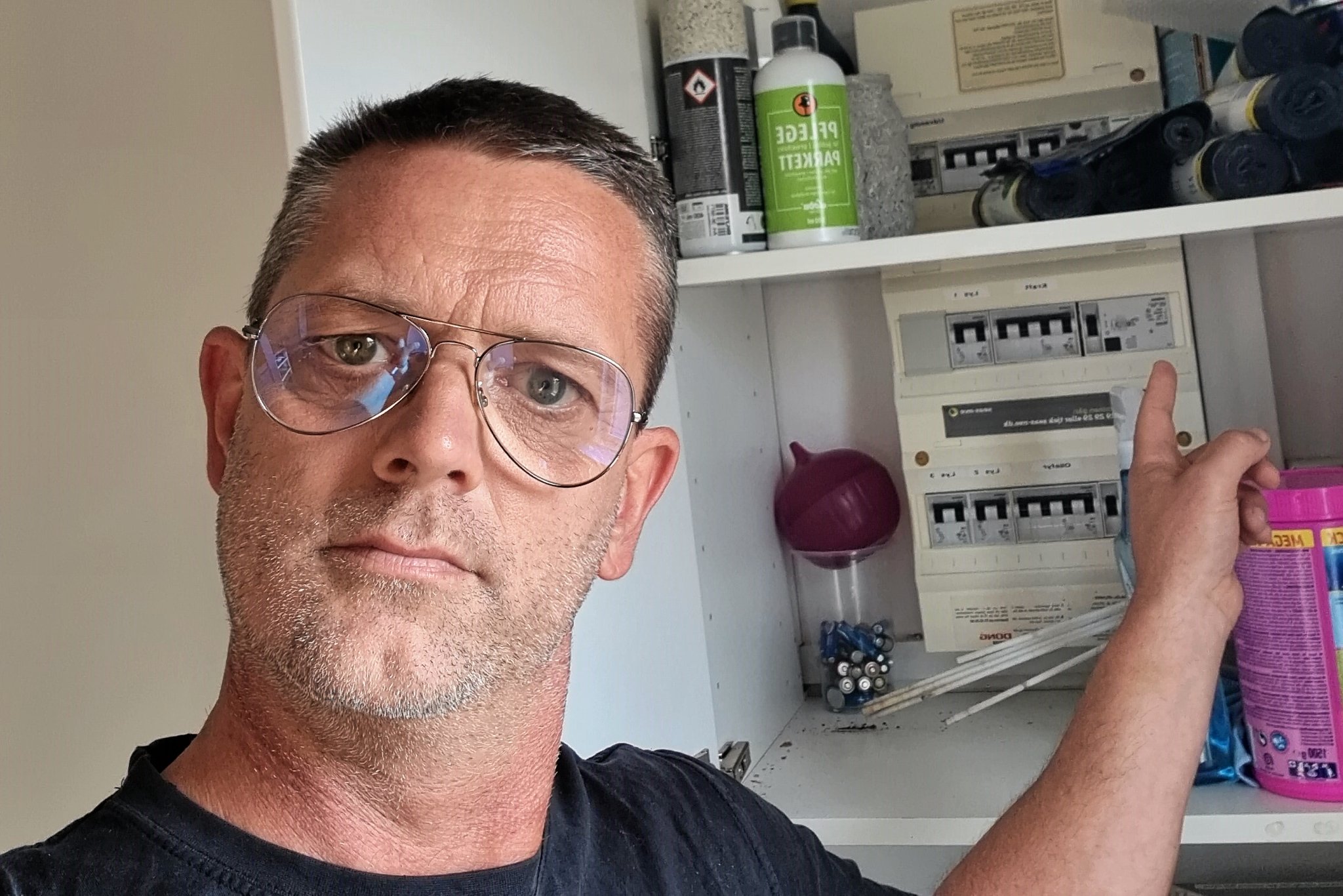 En del af strømmen i huset kom igen, da relæet blev slået til, men flere stikkontakter er "svitset af "