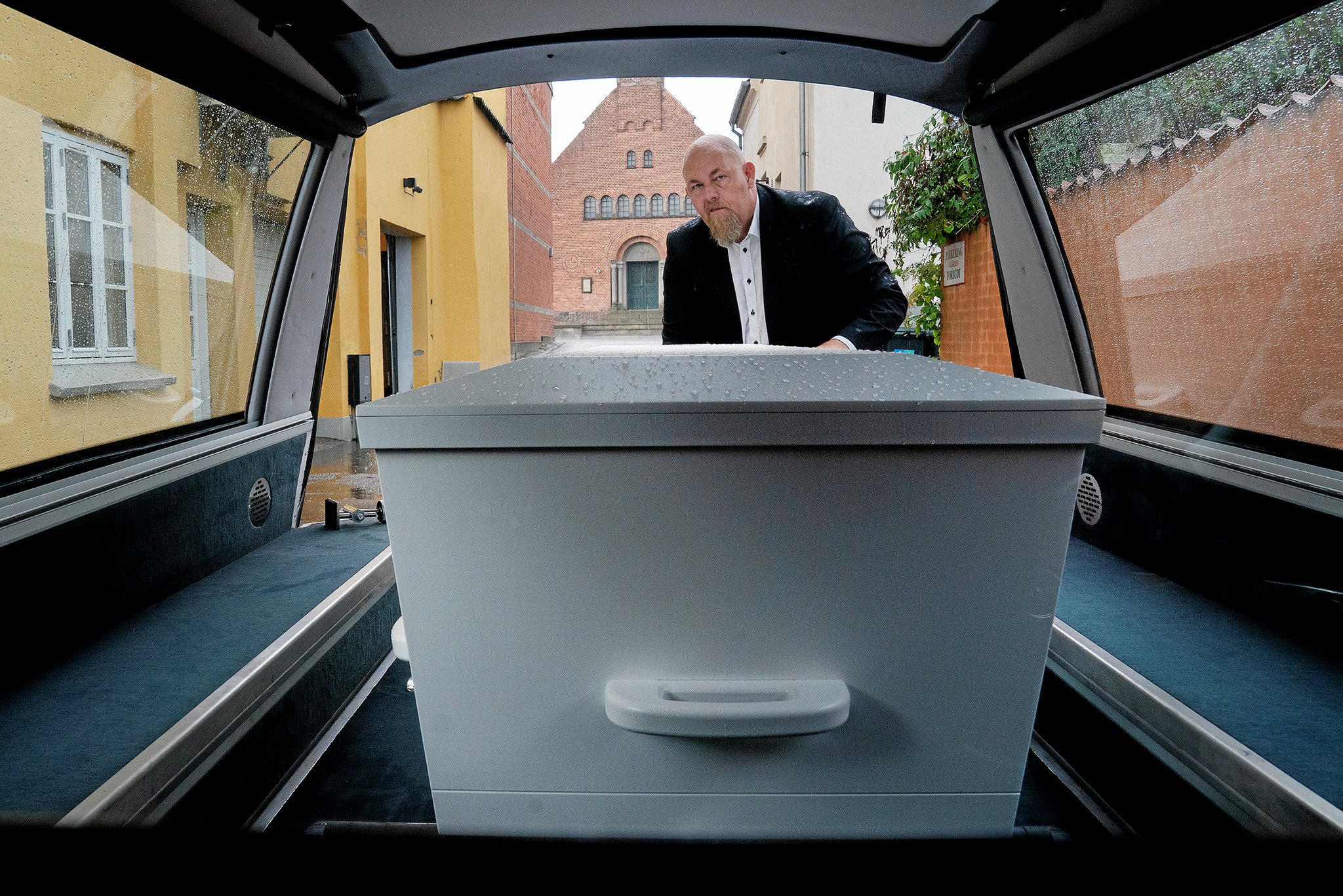 Bedemand Lars Bindesbøll tilbyder at folk kan blive begravet i en kiste af pap. Men den bliver pakket ind i en trækiste, der kan genbruges.