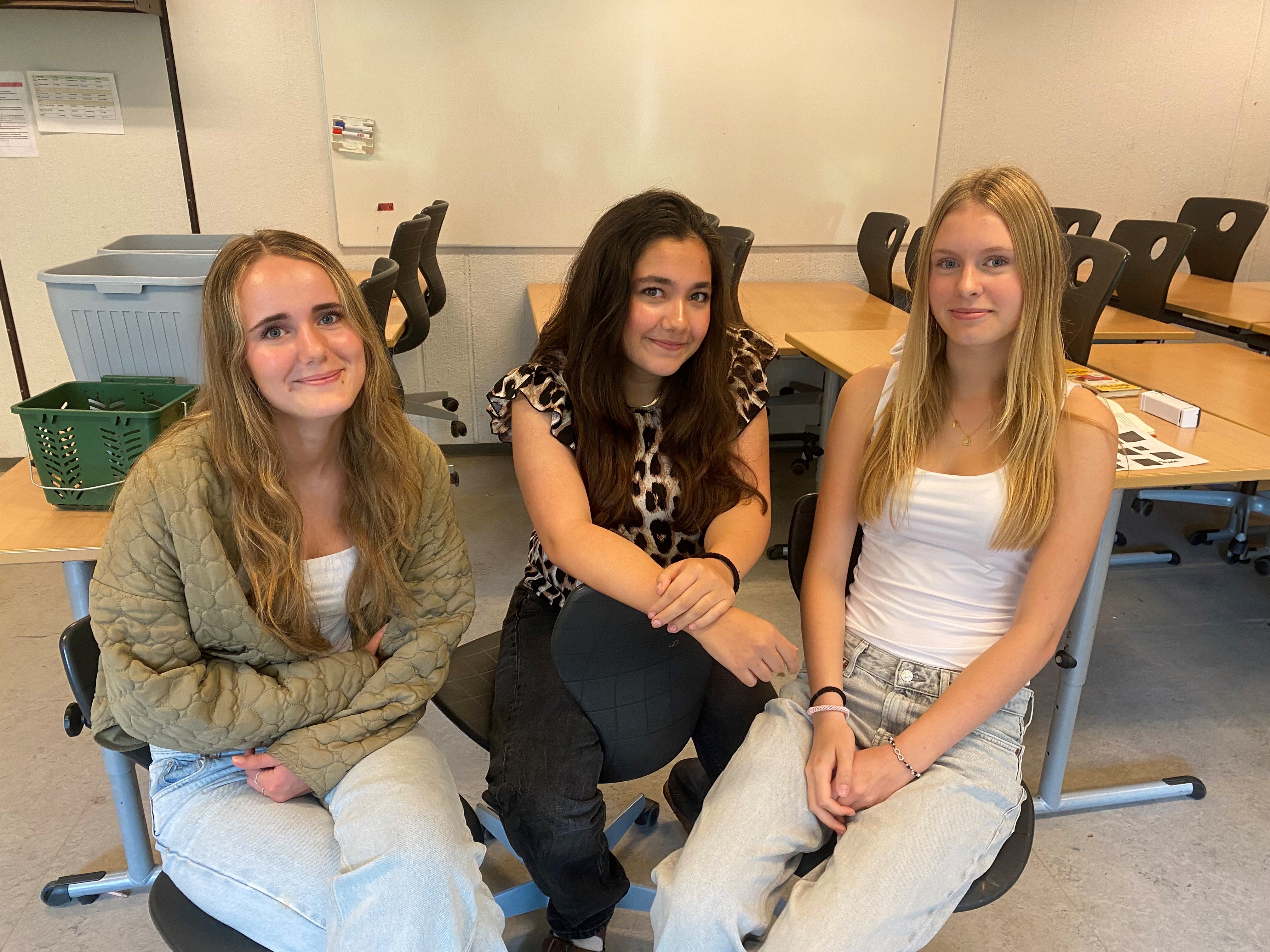Kamille, Rousiline og Emilie fra 8. kl. Frederiksberg Skole støtter helhjertet ideen om at kunne trække et menstruationsbind gratis på skolens pigetoilet