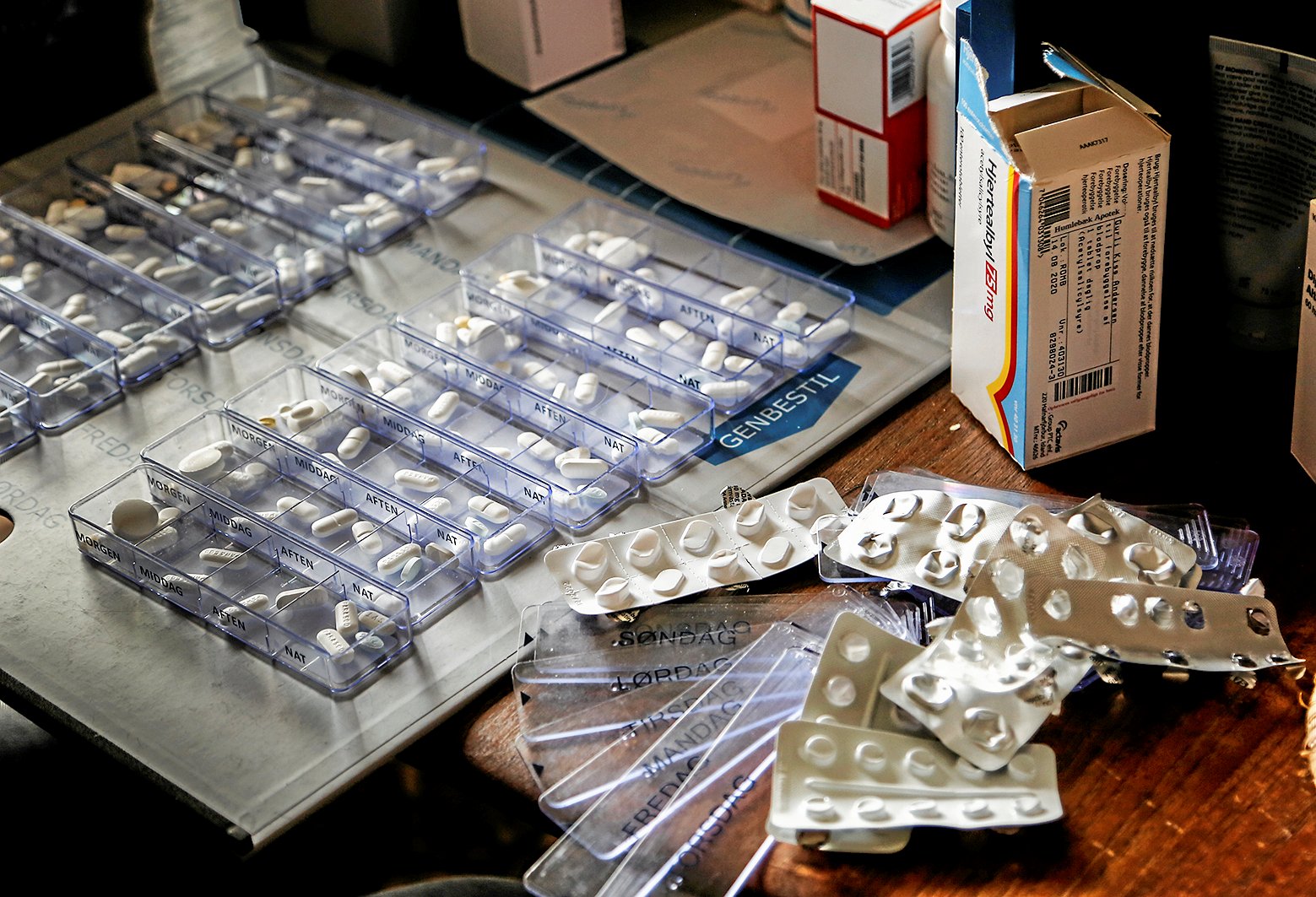 For et par år siden beskrev Sjællandske Nyheder tidsforbruget, når en sygeplejerske manuelt sorterer medicin. 19 minutter tog det for en periode på 14 dage. Nu ændrer Helsingør Kommune og pakker fremover til en måned, og det sparer millioner hvert år, lyder vurderingen.