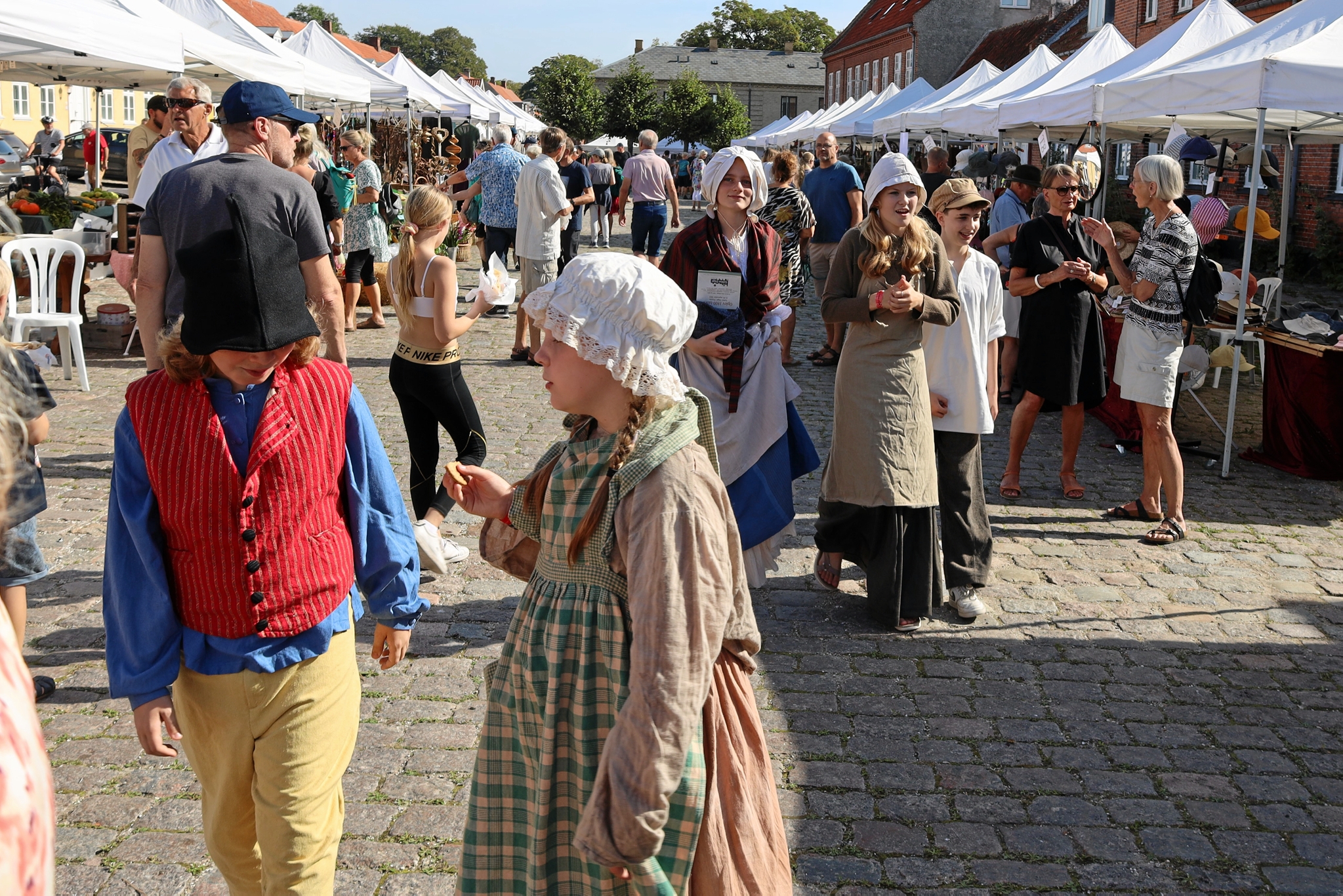 Ud over de mange indslag bliver der masser af markedsstemning på Torvet. - Gyldne Dage i Præstø Ud over de mange indslag bliver der masser af markedsstemning på Torvet.