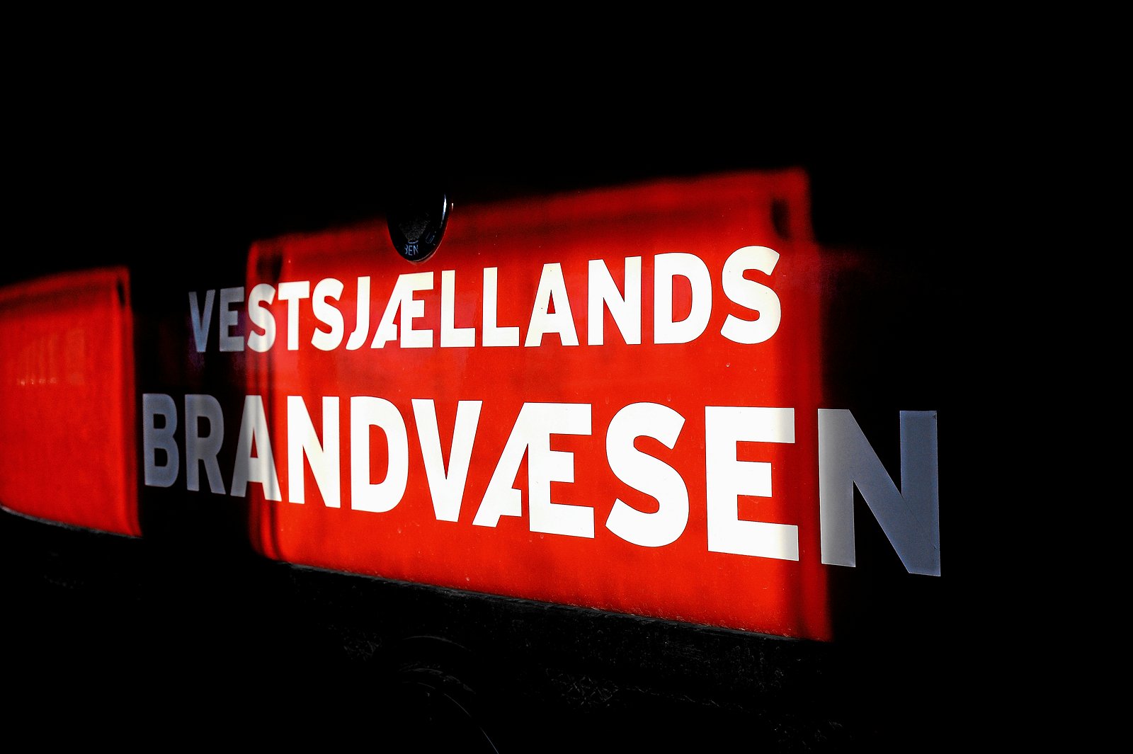 Vestsjællands Brandvæsen pålagt stor bøde for ulovligt fyrværkeri- og kemikaligelager tæt på folkeskole i Kalundborg.