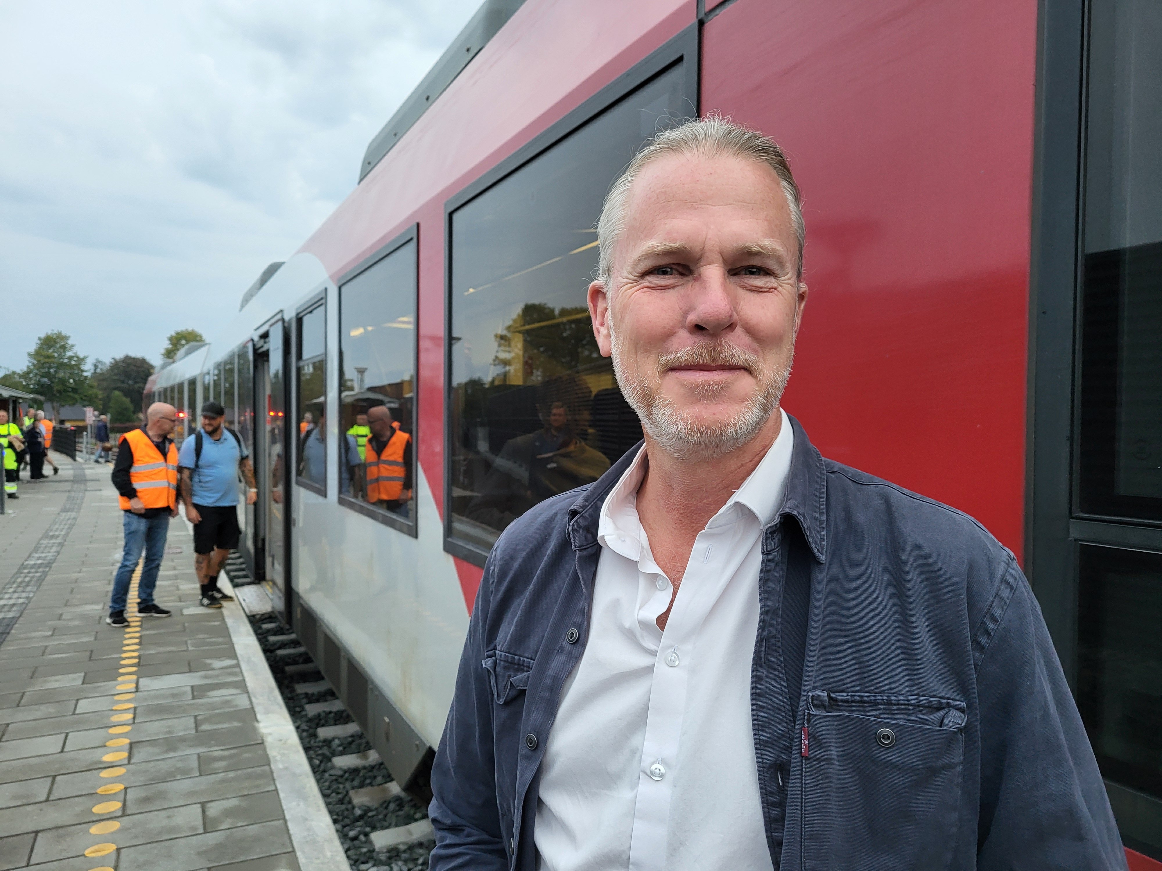 Borgmester Henning Urban Dam Nielsen på Rødvig Station, da Østbanen tog de nye skinner i brug.