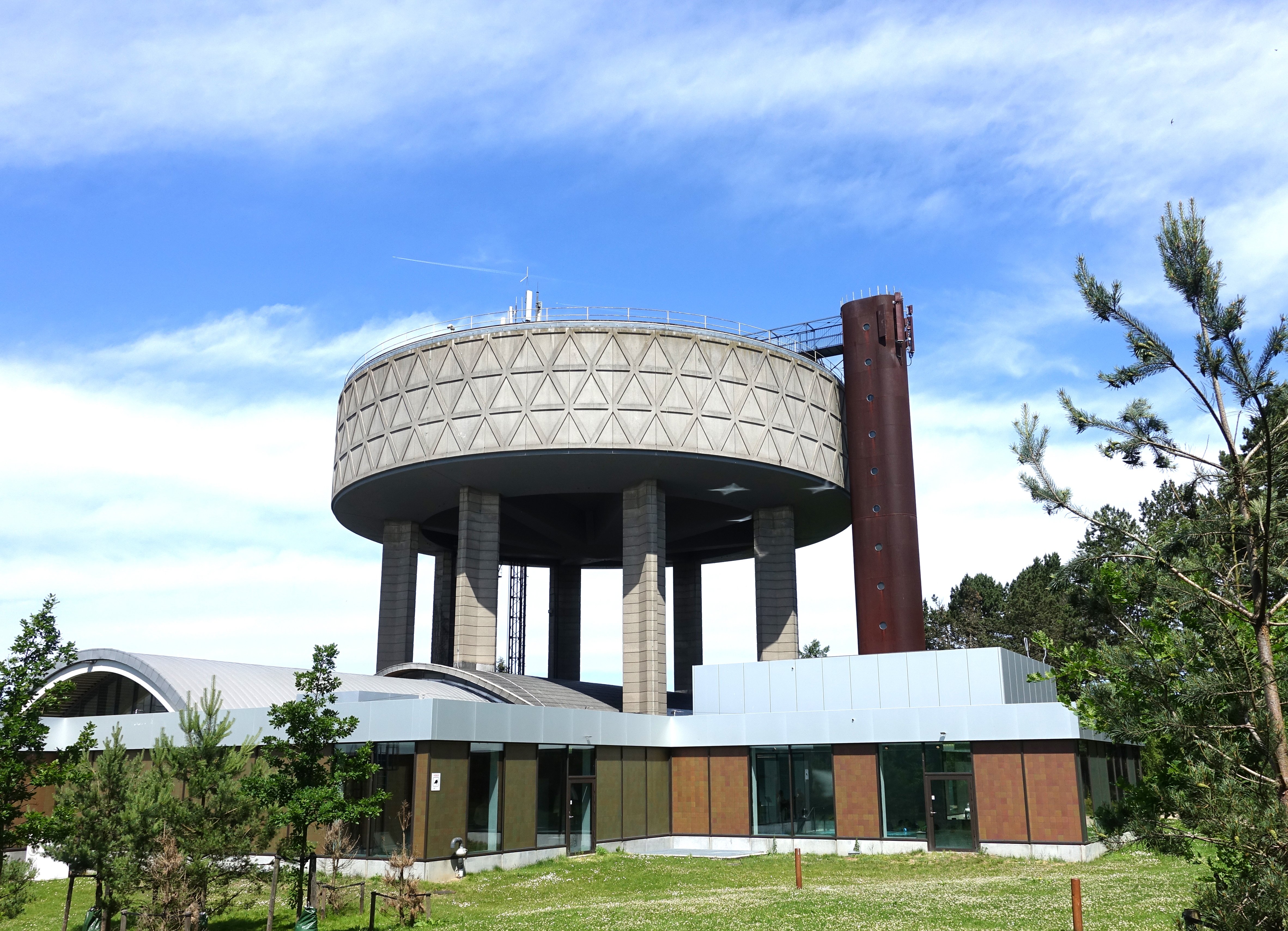 Roskilde Vandtårn har stået tomt længe - men nu er der ved at ske noget.