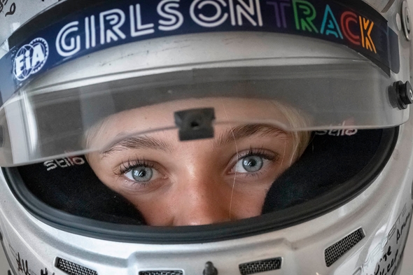 16-årige Alba Hurup Larsen er på vej til at blive det næste store motorsportsnavn fra Roskilde. - Jens Wollesen 16-årige Alba Hurup Larsen er på vej til at blive det næste store motorsportsnavn fra Roskilde.