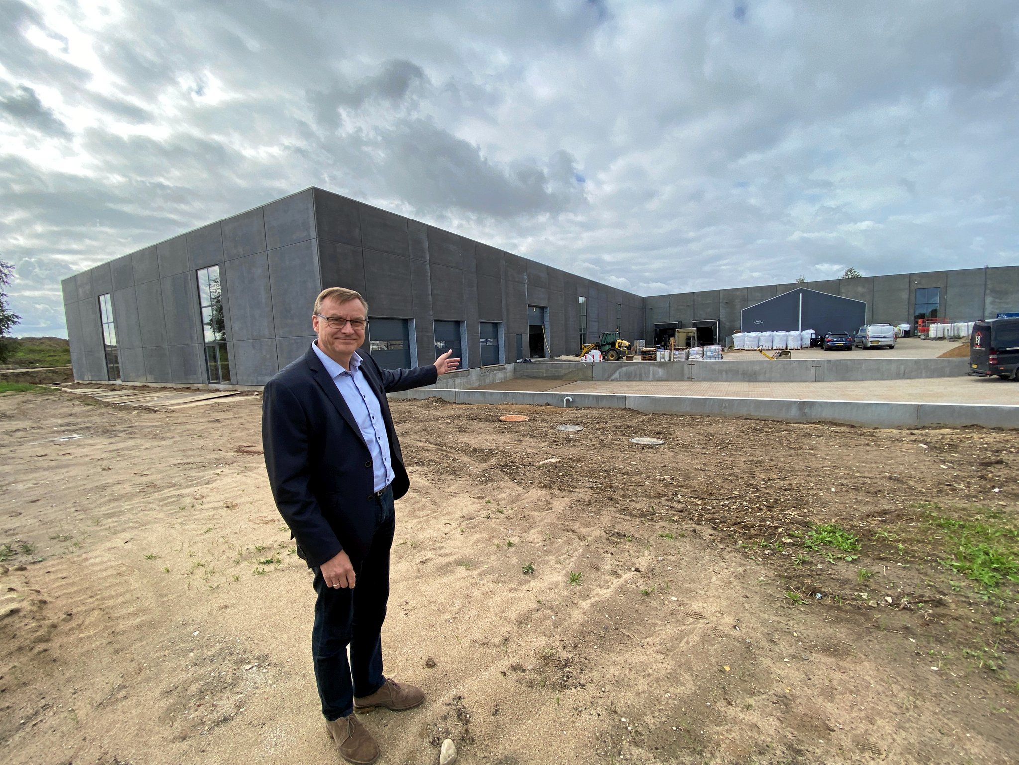 Den 3000 kvadratmeter store lagerhal, der ligger til venstre, er tæt på at være klar til at tage i brug. Det glæder administrerende direktør Peter Bay og medarbejderne sig til.