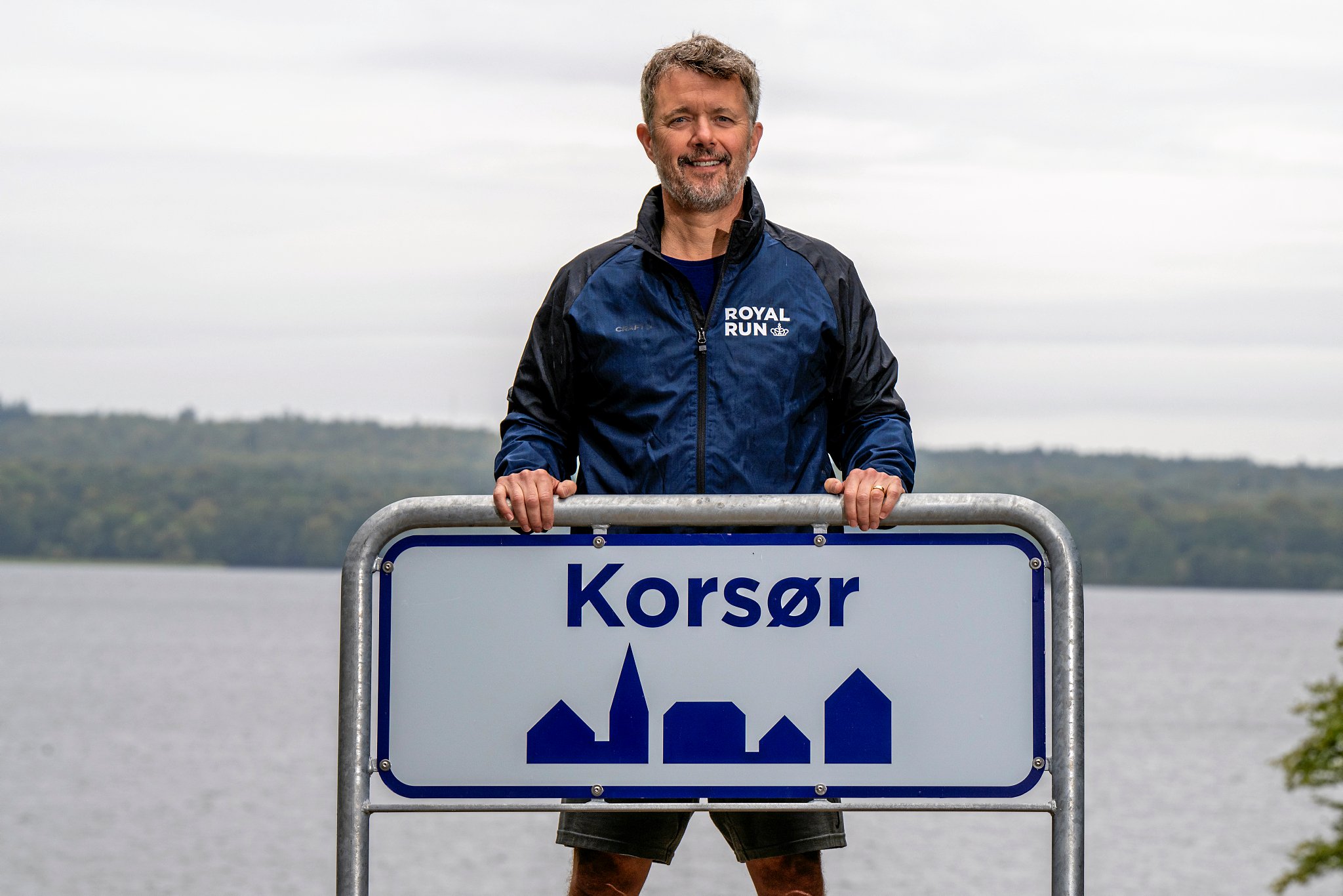 Korsør Erhvervsforening er svært tilfredse med, at Royal Run kommer til byen næste år. Det tyder det på, at Kong Frederik også er med dette billede, som Sjællandske Nyheder har fået lov til at bringe i samme anledning.