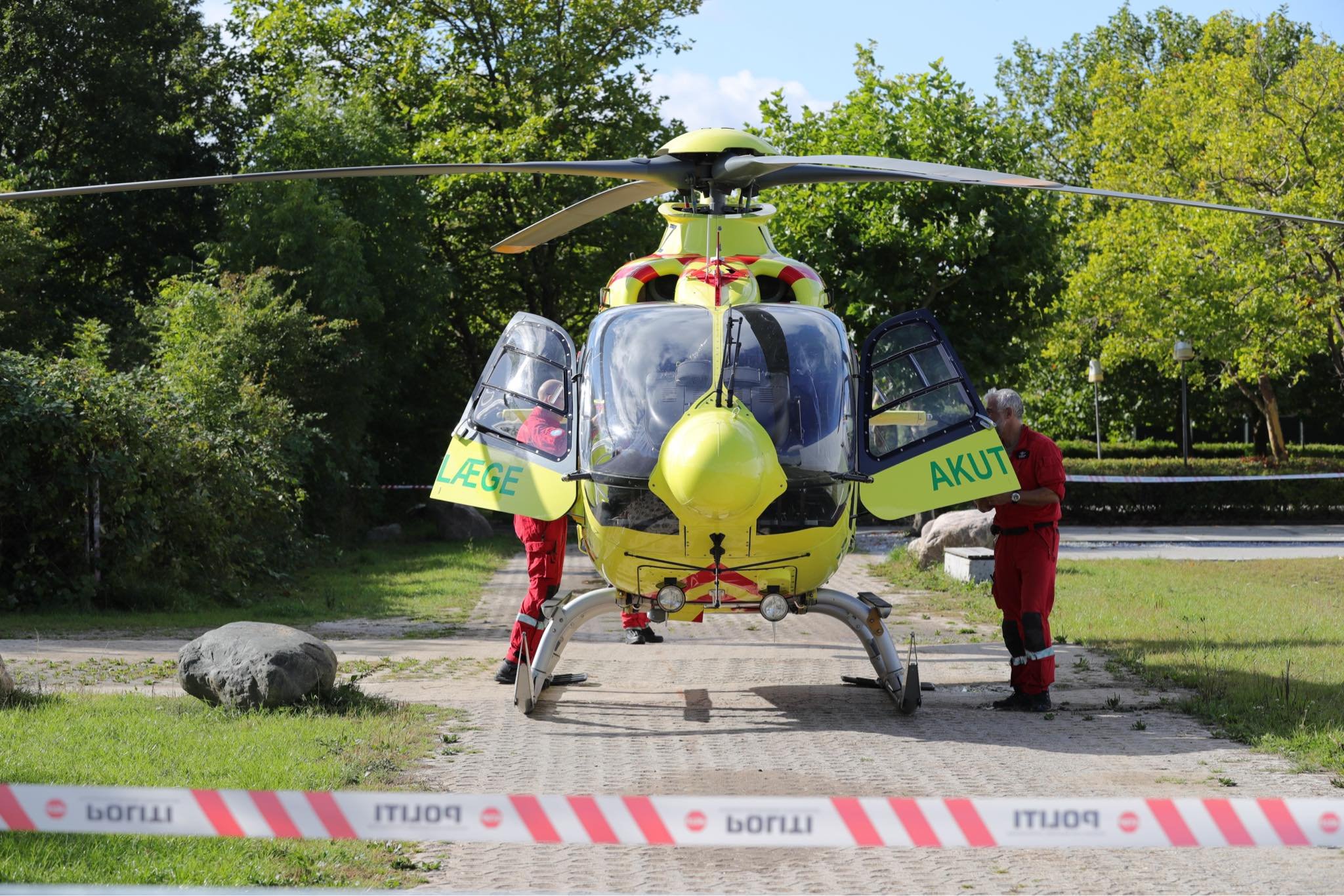 En lægehelikopter blev tilkaldt.
