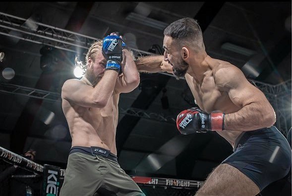 24-årige San Karem, som ses til højre, er danmarksmester i amatør-MMA i sin vægtklasse.