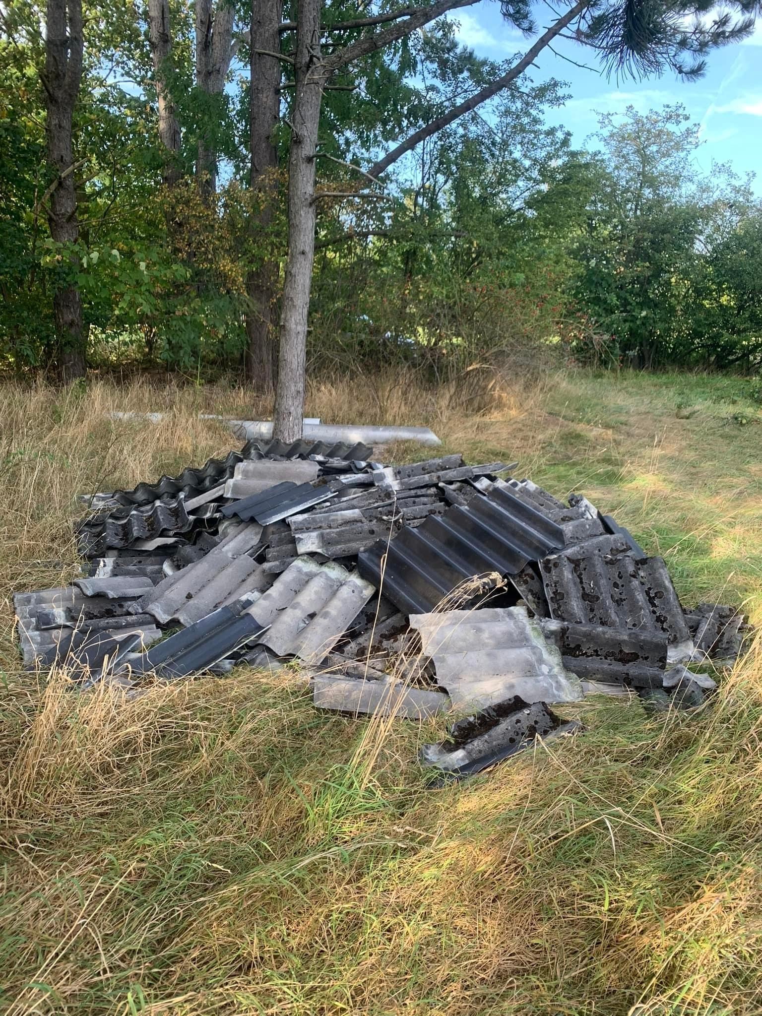 Byggeaffald med kræftfremkaldene asbest er flere gange blevet fjernet ulovligt og derpå dumpet ude i naturen.