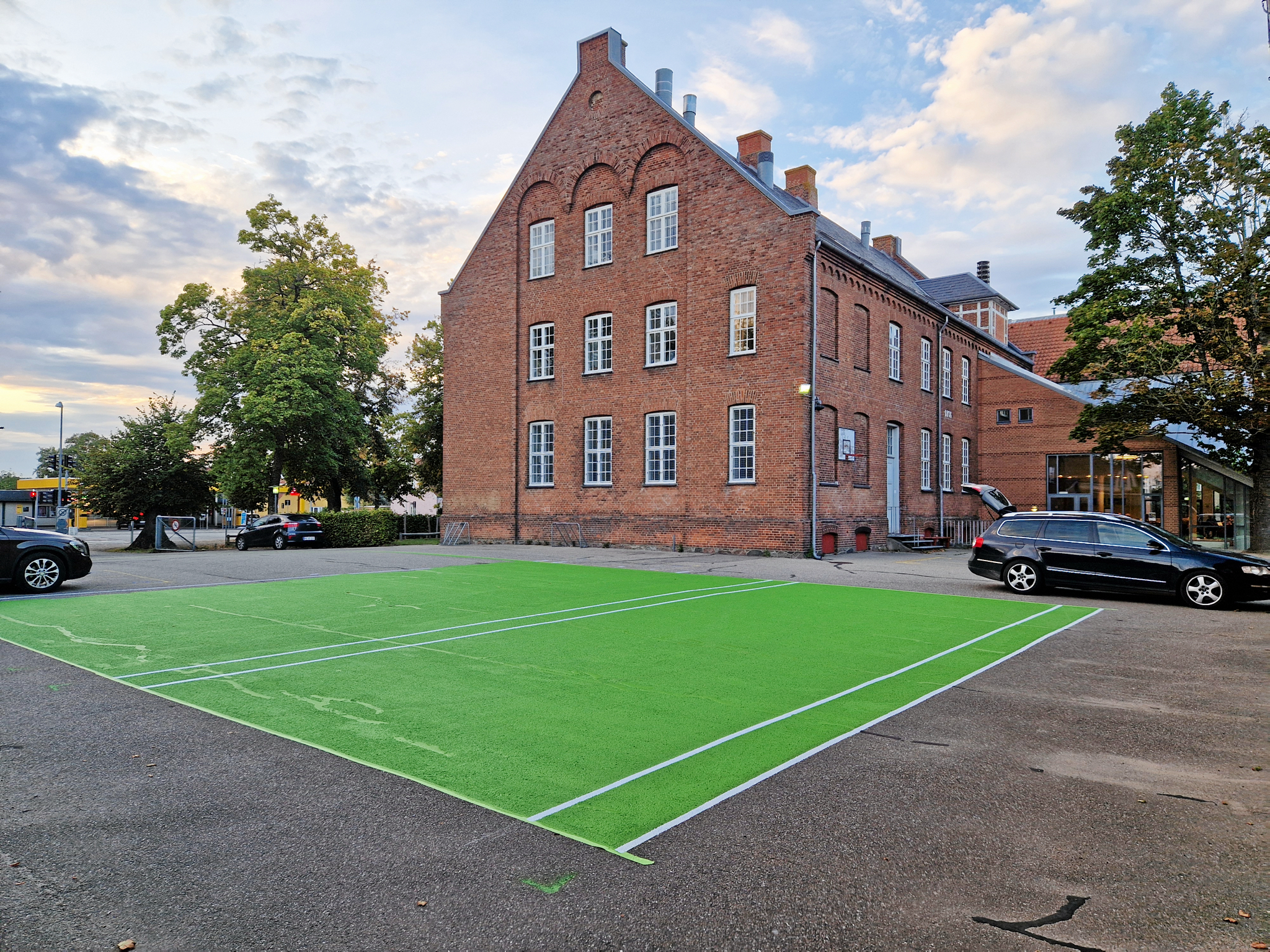 - Med et forslag om at der skal gå to nye stier gennem skolegården, risikerer vi, at området forvandles til en banegård med cykeltrafik og fremmede mennesker, skriver Skolebestyrelsen på Sorø Borgerskole.