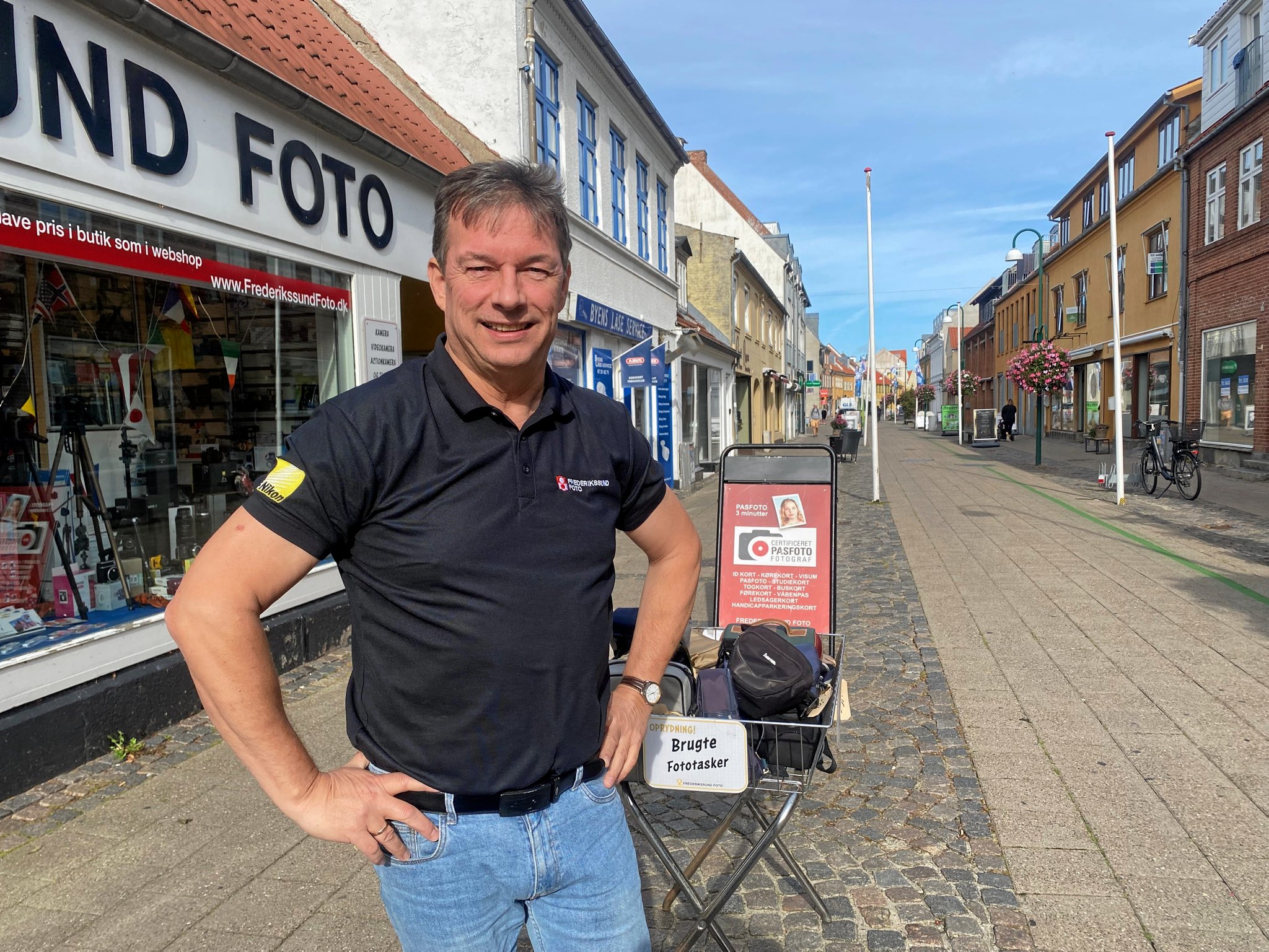 Ole Bolgann foran sin butik i gågaden fredag formiddag.