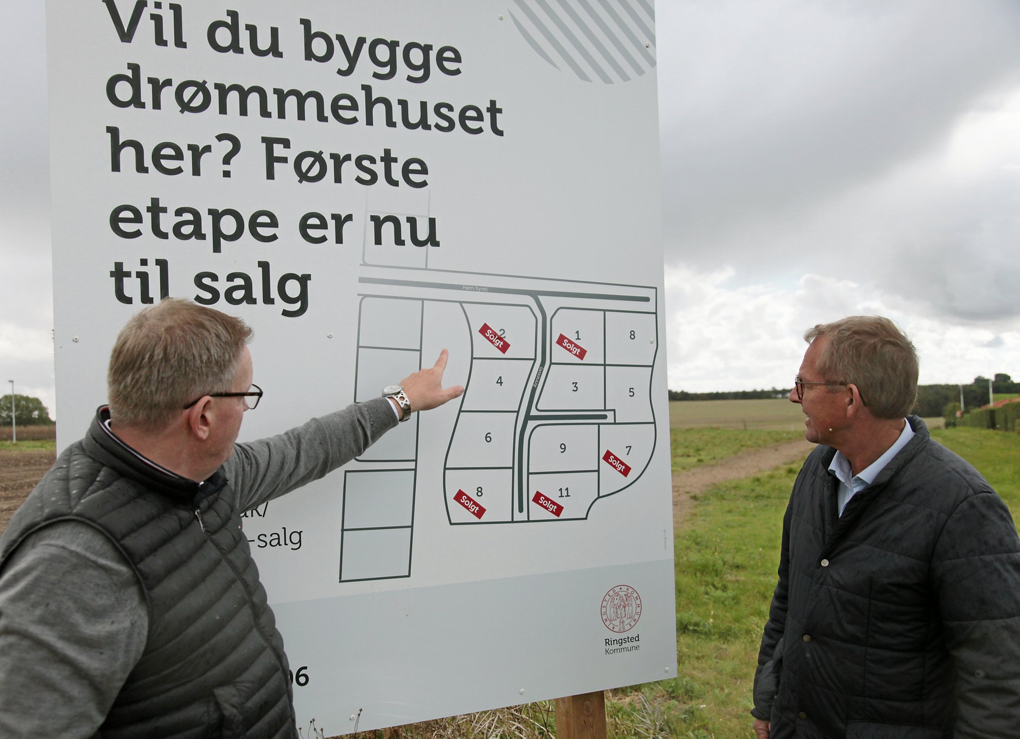 Regionschef hos Milton Huse Brian Anderskov Madsen og borgmester Klaus Hansen (V) får overblik over udstykningerne på Annexvej i Høm.