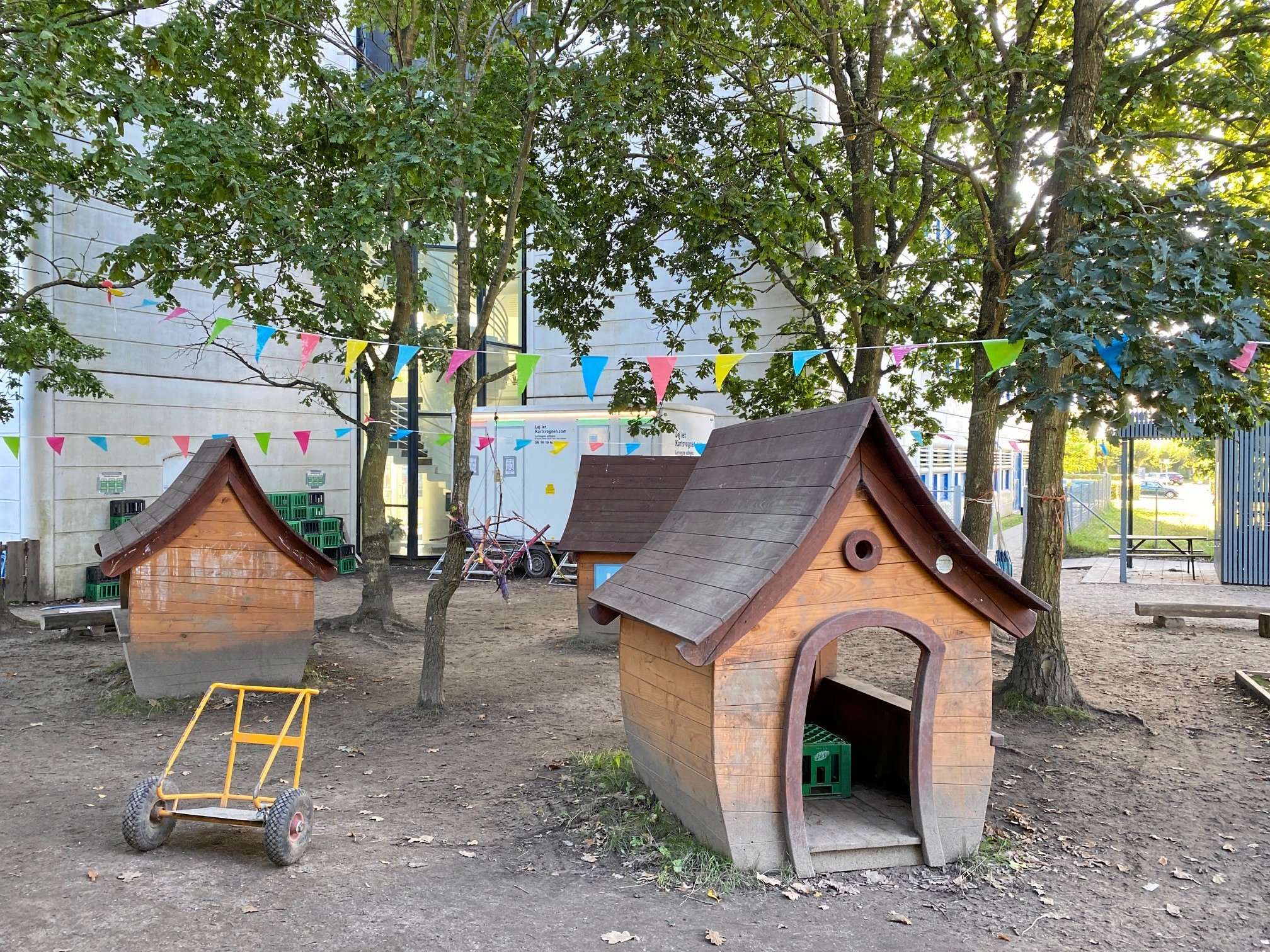 Først skulle Slotsmarken fungere som en pop-up institution på få måneder til akut hjælp for det skimmelsvampramte Solhuset. Nu vil politikerne bruge den til genhusning af Børnegården Alsvej i de næste tre år, selvom naboerne er plaget af støj fra institutionen.