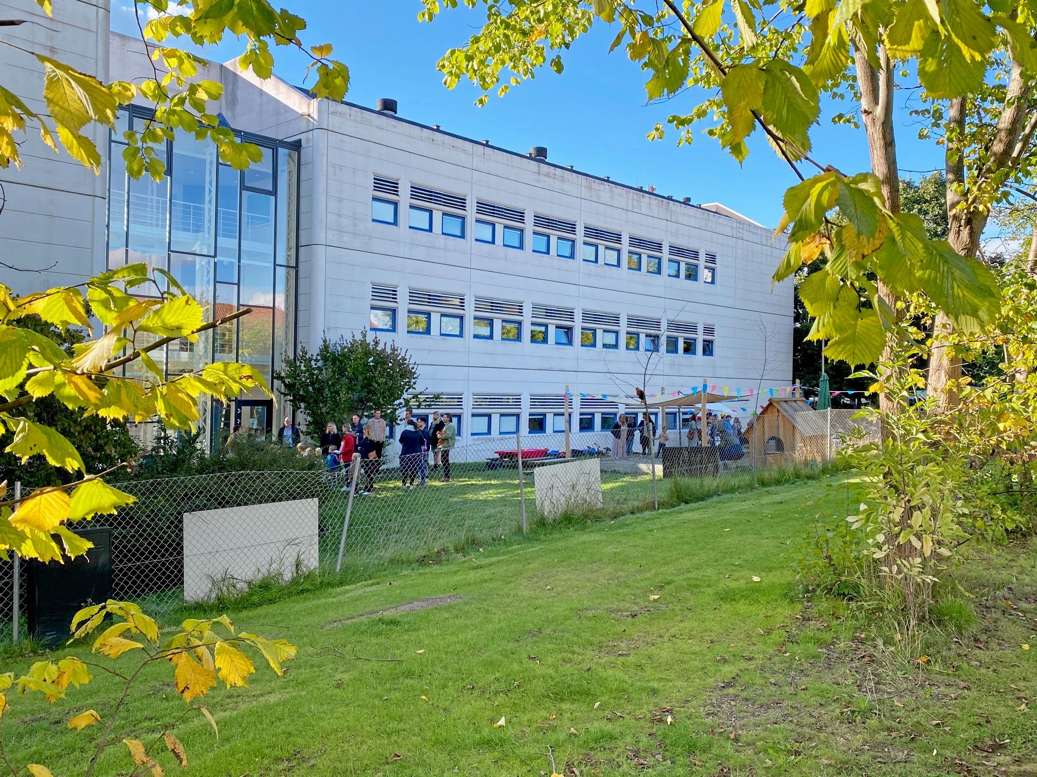 Bygningens højde og beton virker som en mur, der kaster støjen fra børneskrig og skrål over mod naboerne.