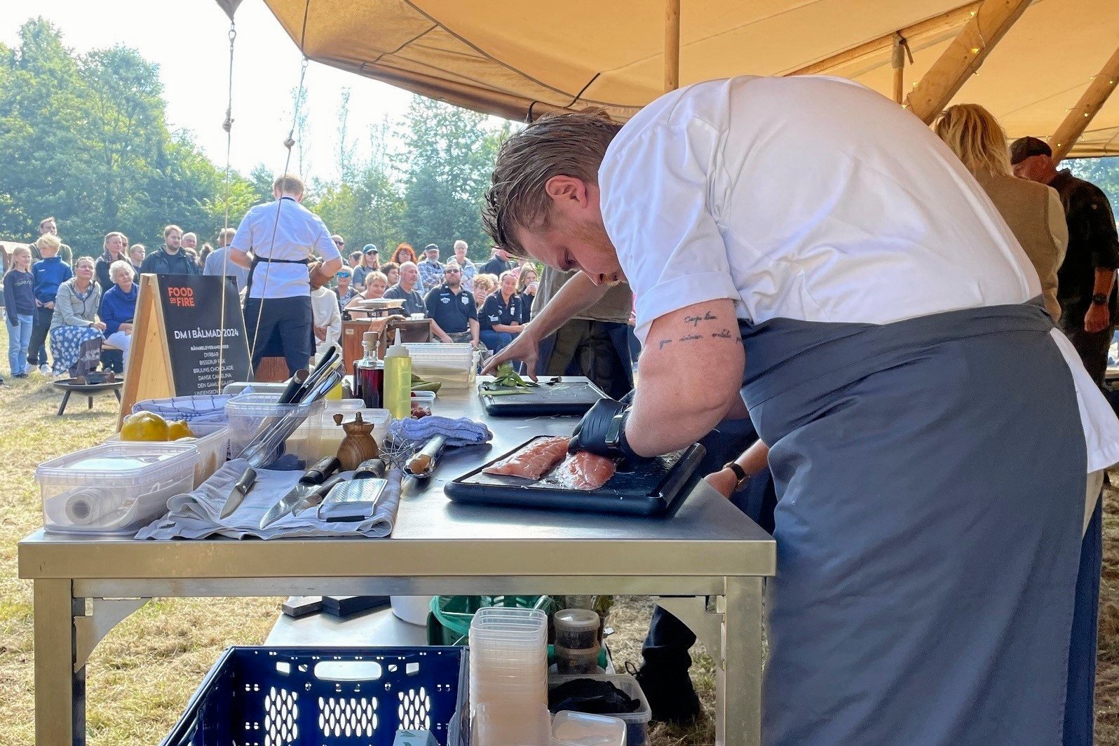 Food On Fire havde i år premiere på DM i bålmad. I billedet er vinderen Kasper Max Schou fra Østrup, der arbejder på forsvarets kantine i Skalstrup. Han tilberedte en ørred, der var fanget ved Bisserup.