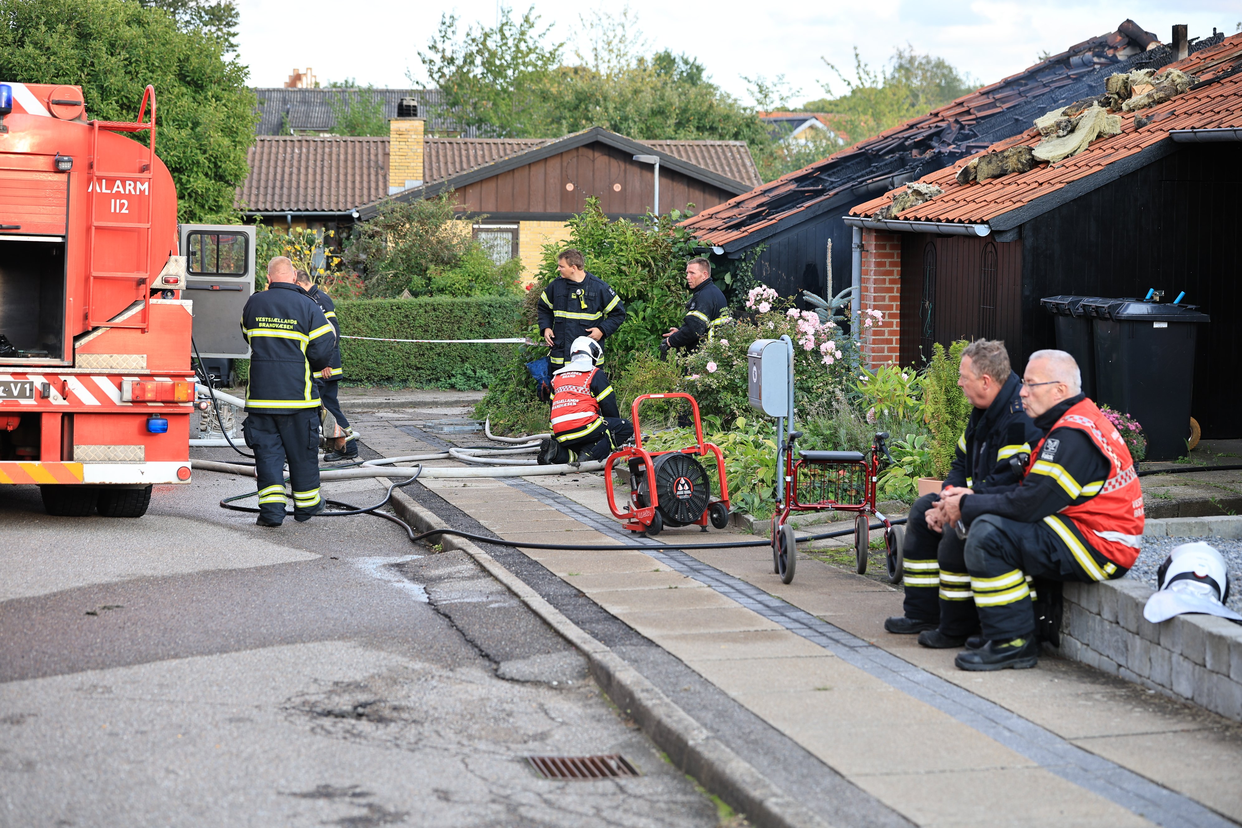 En person har mistet livet i en brand i et rækkehus